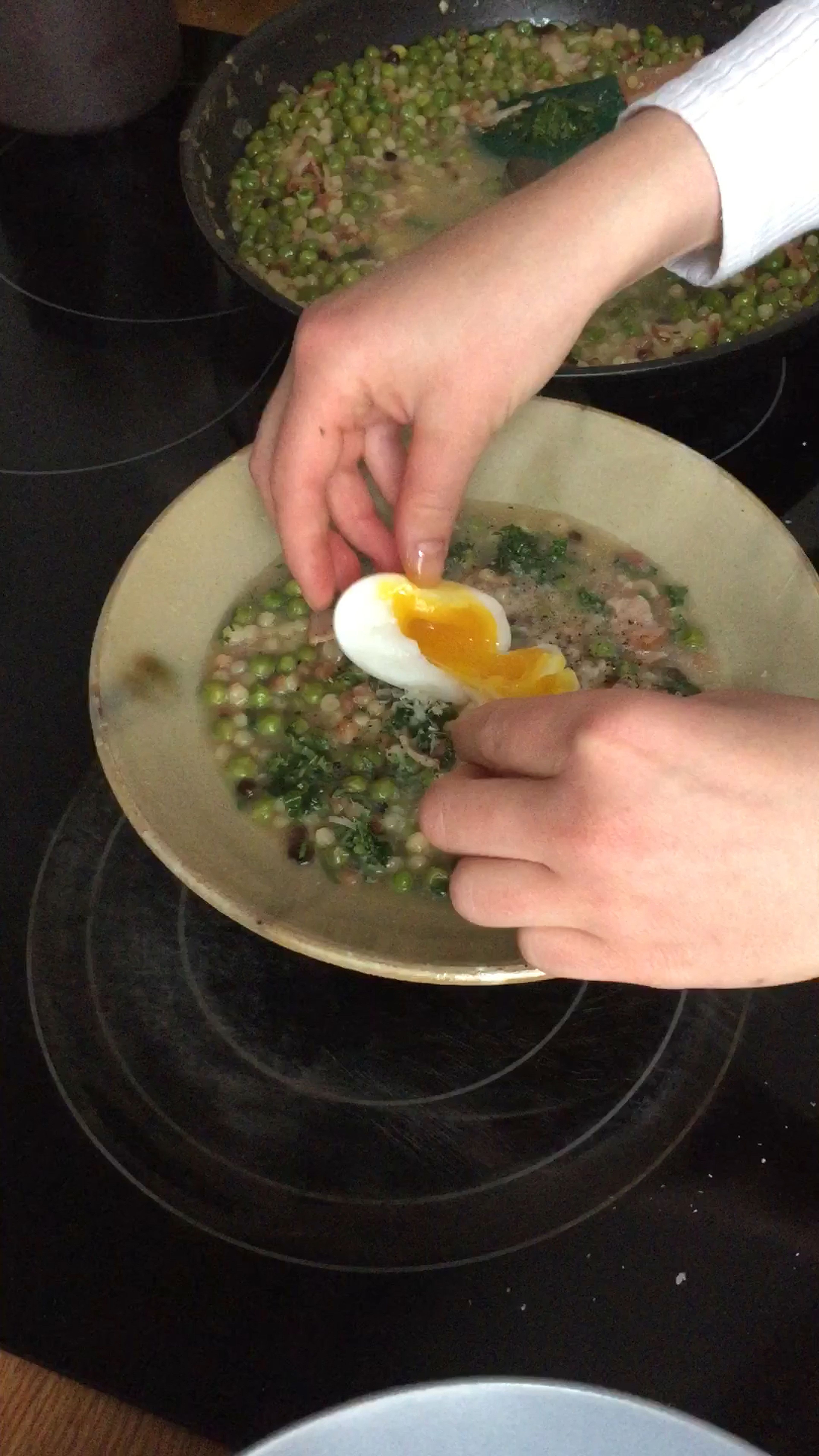 Die Eier pellen und aufbrechen. Fregola tiefen Tellern anrichten, Ei darauf setzen und mit Minze, Pfeffer und Salz garnieren. 
