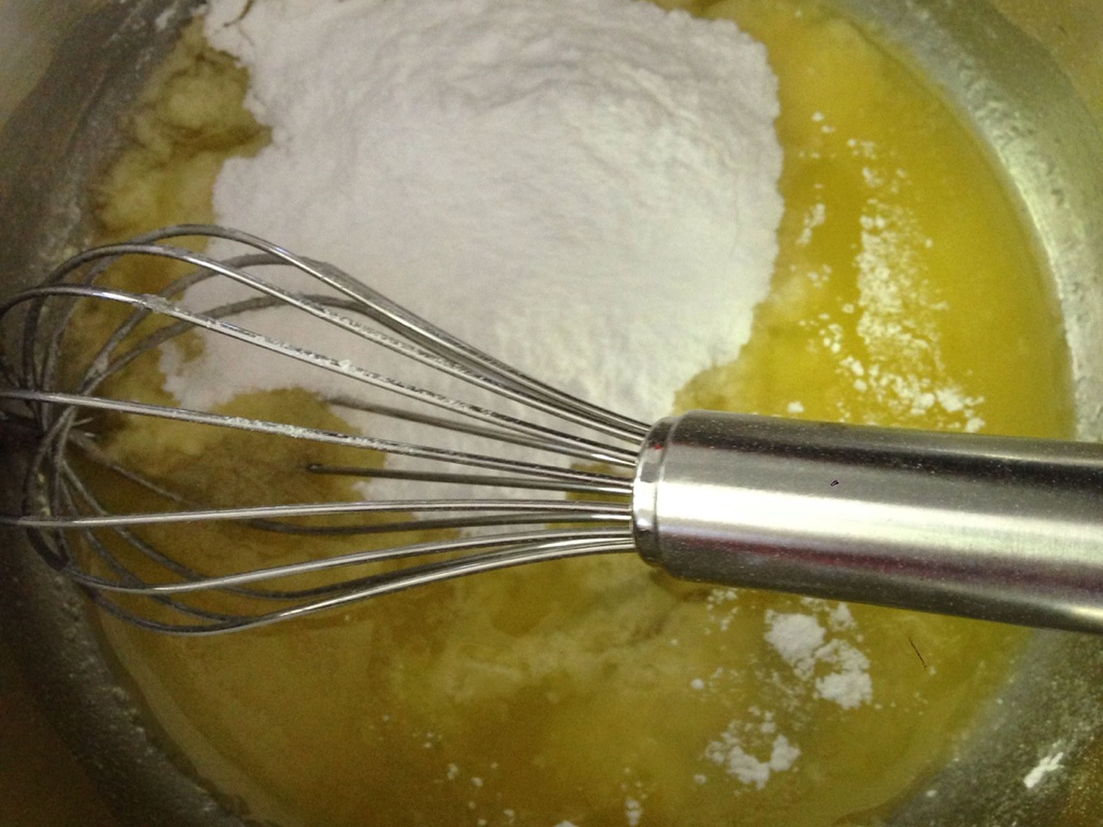 Butter in einer Pfanne schmelzen und zusammen mit Puderzucker, Vanillezucker und Vanillemark in eine Schüssel geben und verquirlen.