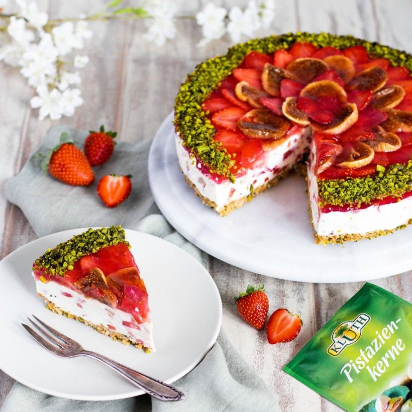 Erdbeer-Mascarpone-Kuchen mit Minze und Pistazien
