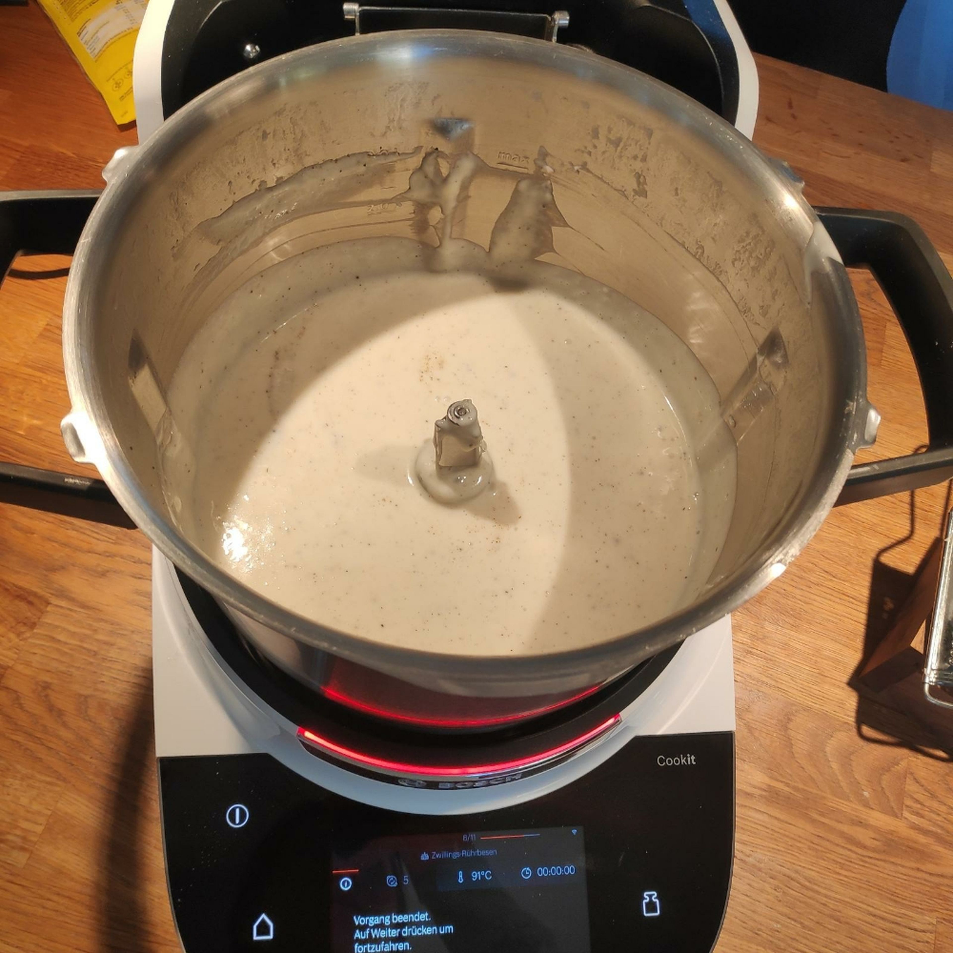 Milch zu der Mehlschwitze hinzugeben, bei geschlossenem Deckel mit eingesetztem Messbecher köcheln lassen und abschmecken (Zwillings-Rührbesen I Stufe 5 I 12 Min. I 91°C).