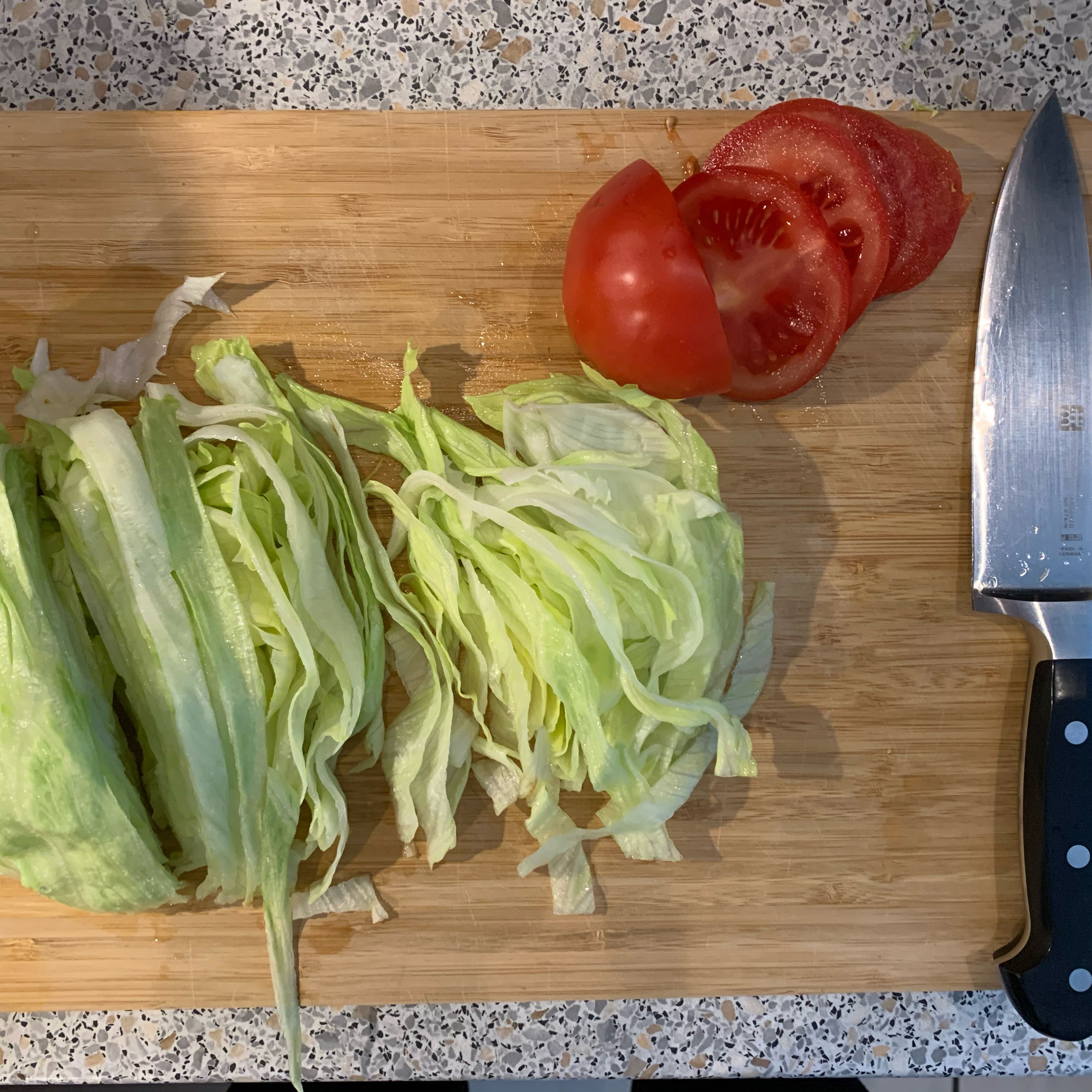 Salat & Tomaten in schmale Streifen bzw. Scheiben schneiden