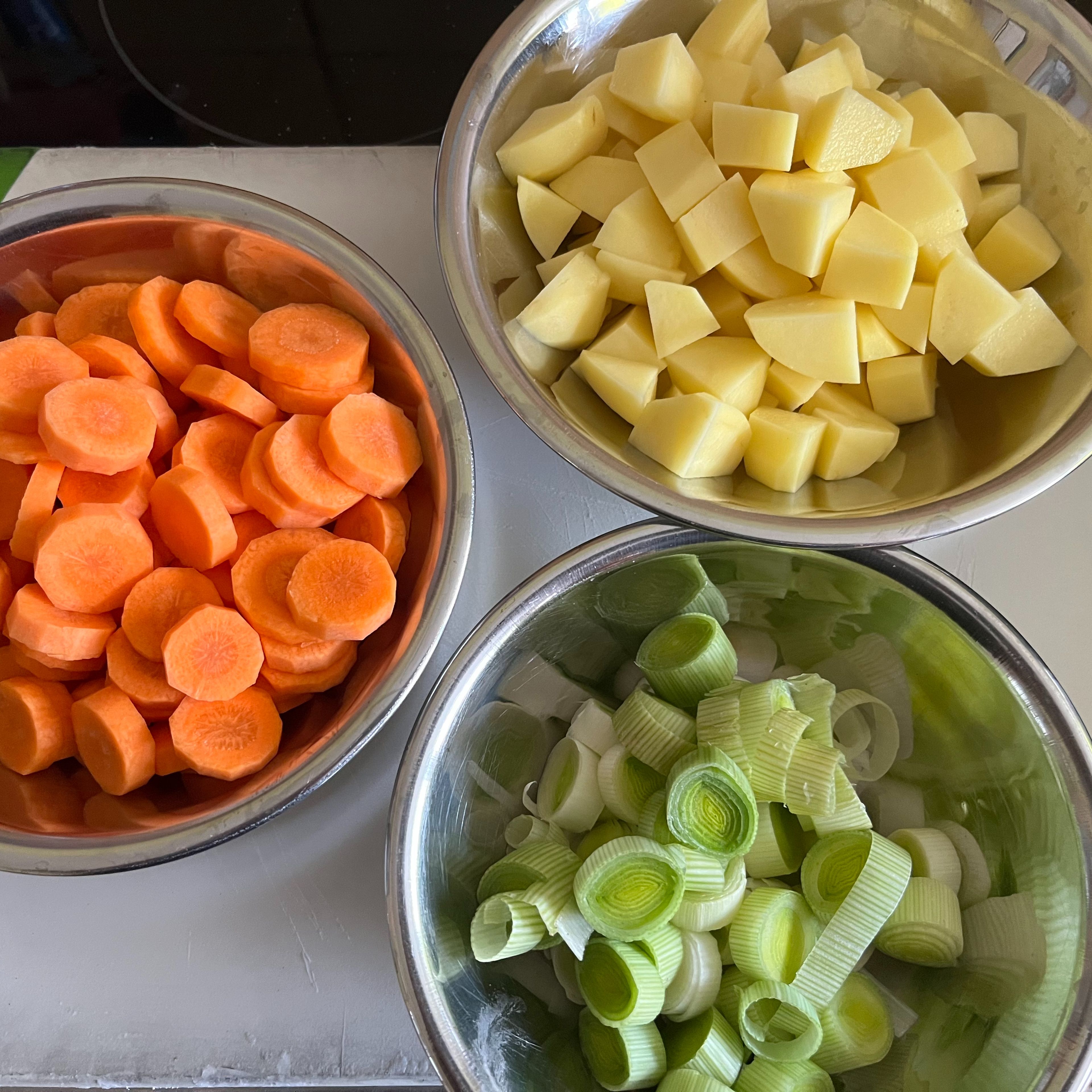 Als erstes die Karotten in Scheiben, die Kartoffeln in kleine Würfel und den Lauch in Ringe schneiden