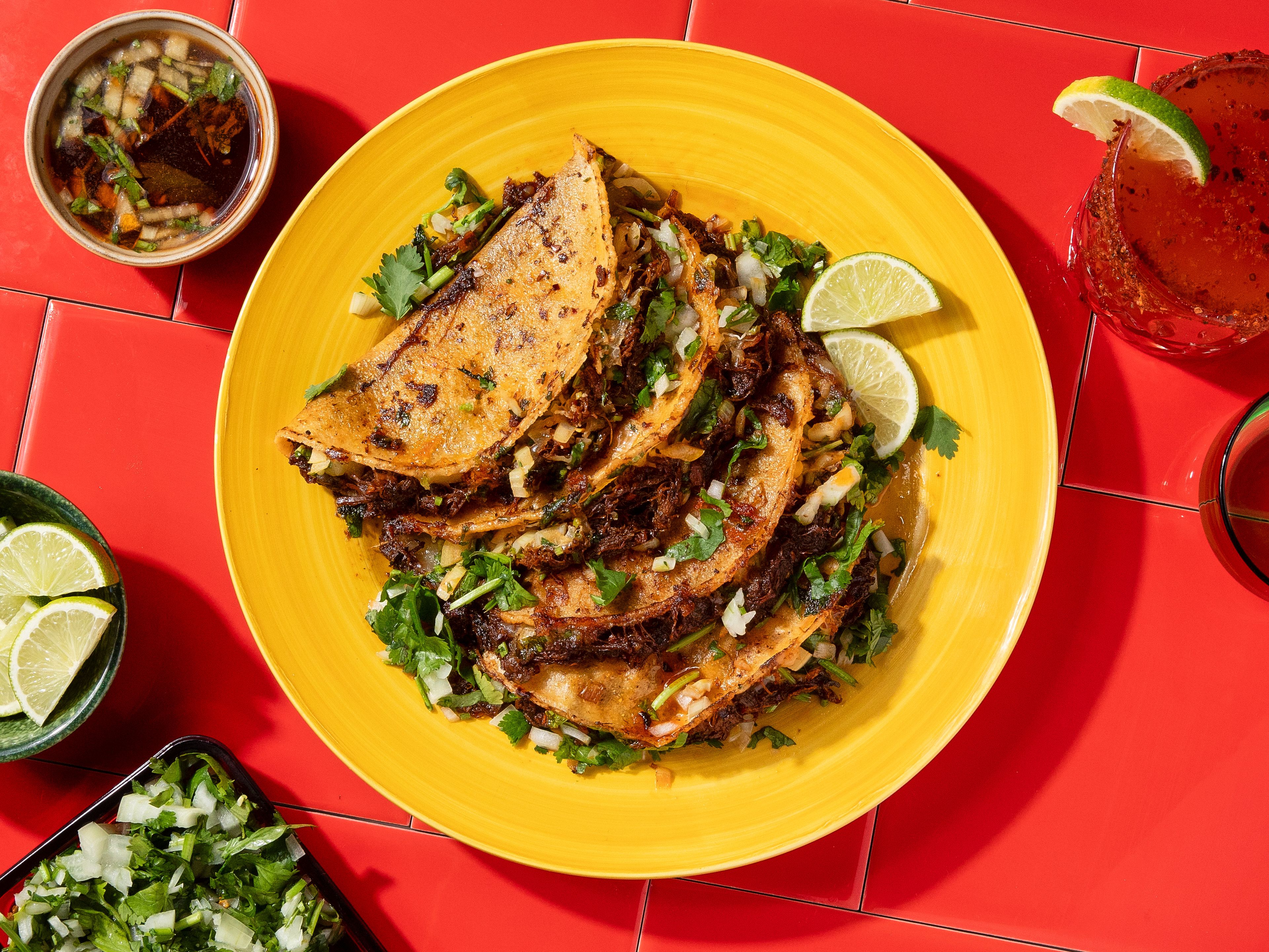 Birria Tacos mit Consommé (Schmorfleisch-Tacos mit würziger Brühe)