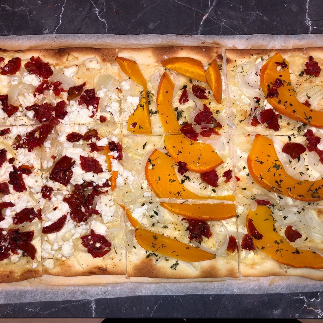 Vegetarischer Kürbisflammkuchen