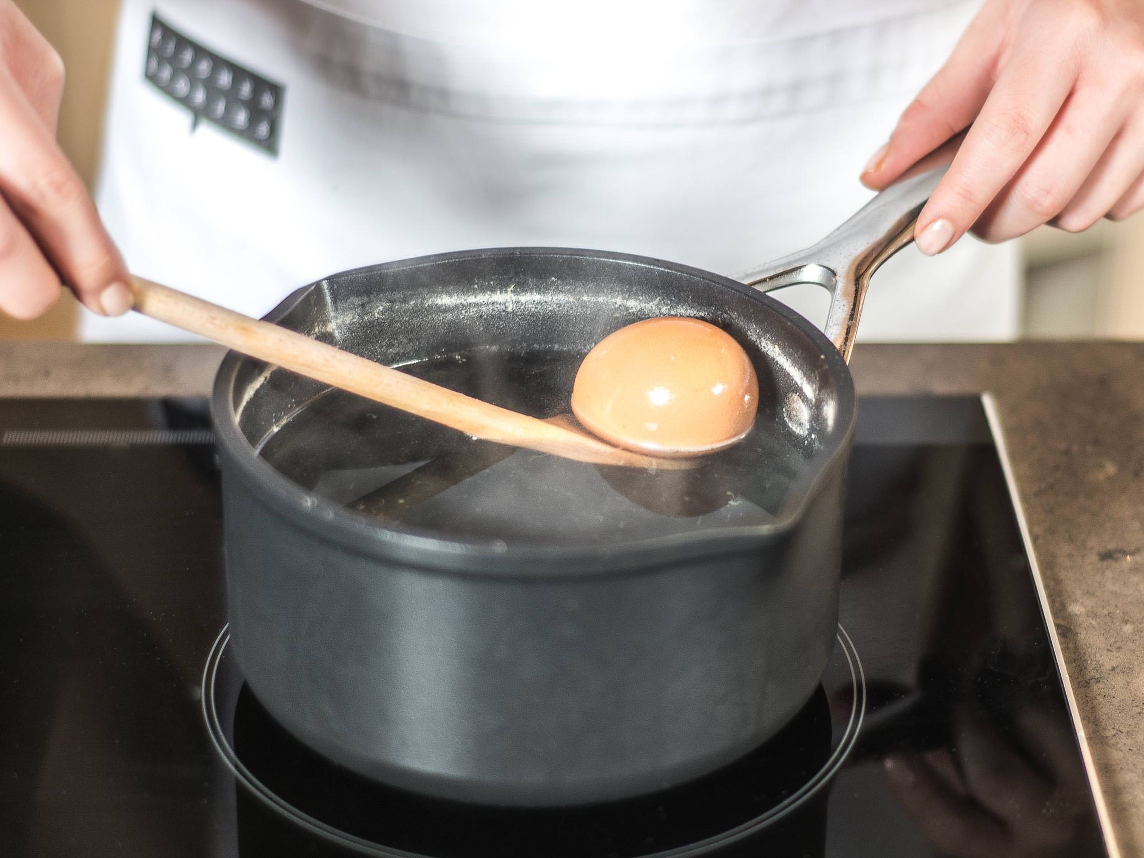 In einem kleinen Topf Eier für ca. 6 – 7 Min. wachsweich kochen. Anschließend abgießen, abschrecken und beiseitestellen.