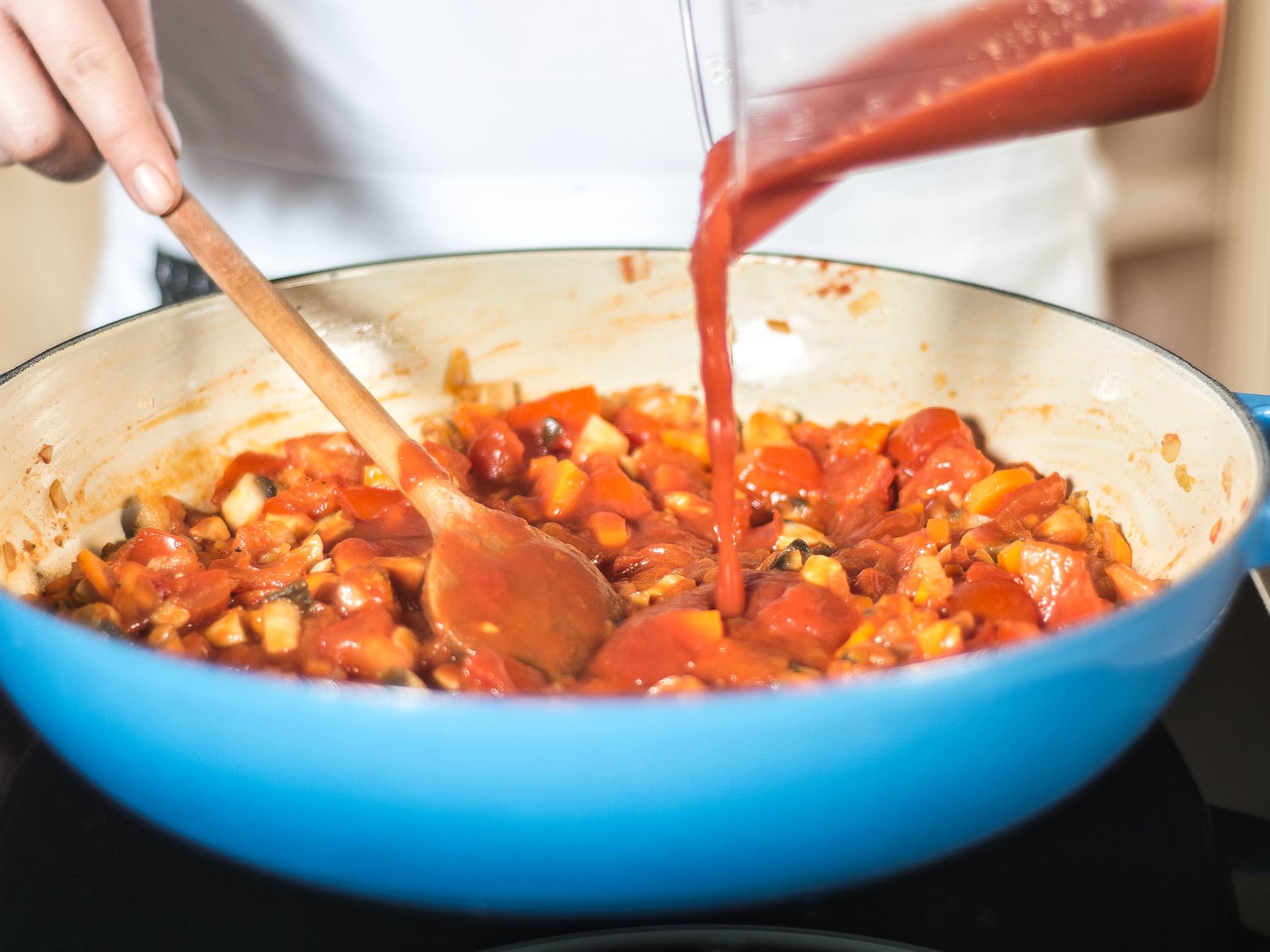 Das geschnittene Gemüse in etwas Pflanzenöl anschwitzen. Tomatenmark hinzugeben und mit anrösten. Anschließend mit den passierten Tomaten aufgießen und mit Zucker, Salz und Pfeffer würzen. Alles ca. 15 Min. bei niedriger Hitze einkochen lassen.