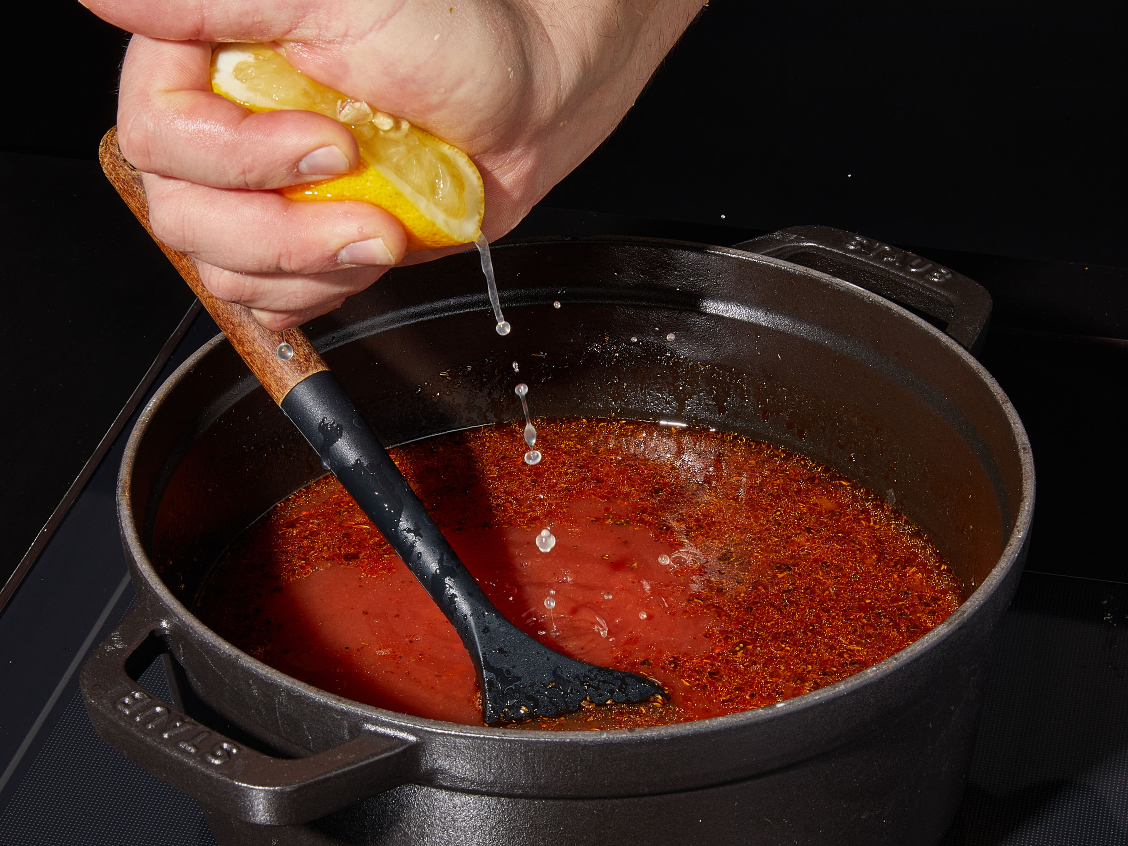 Tomaten aus der Dose, den Saft einer Zitrone und Gemüsebrühe hinzufügen. Mit Salz, Pfeffer und Zucker würzen. Dann die Suppe ca. 10 Min. köcheln lassen.
