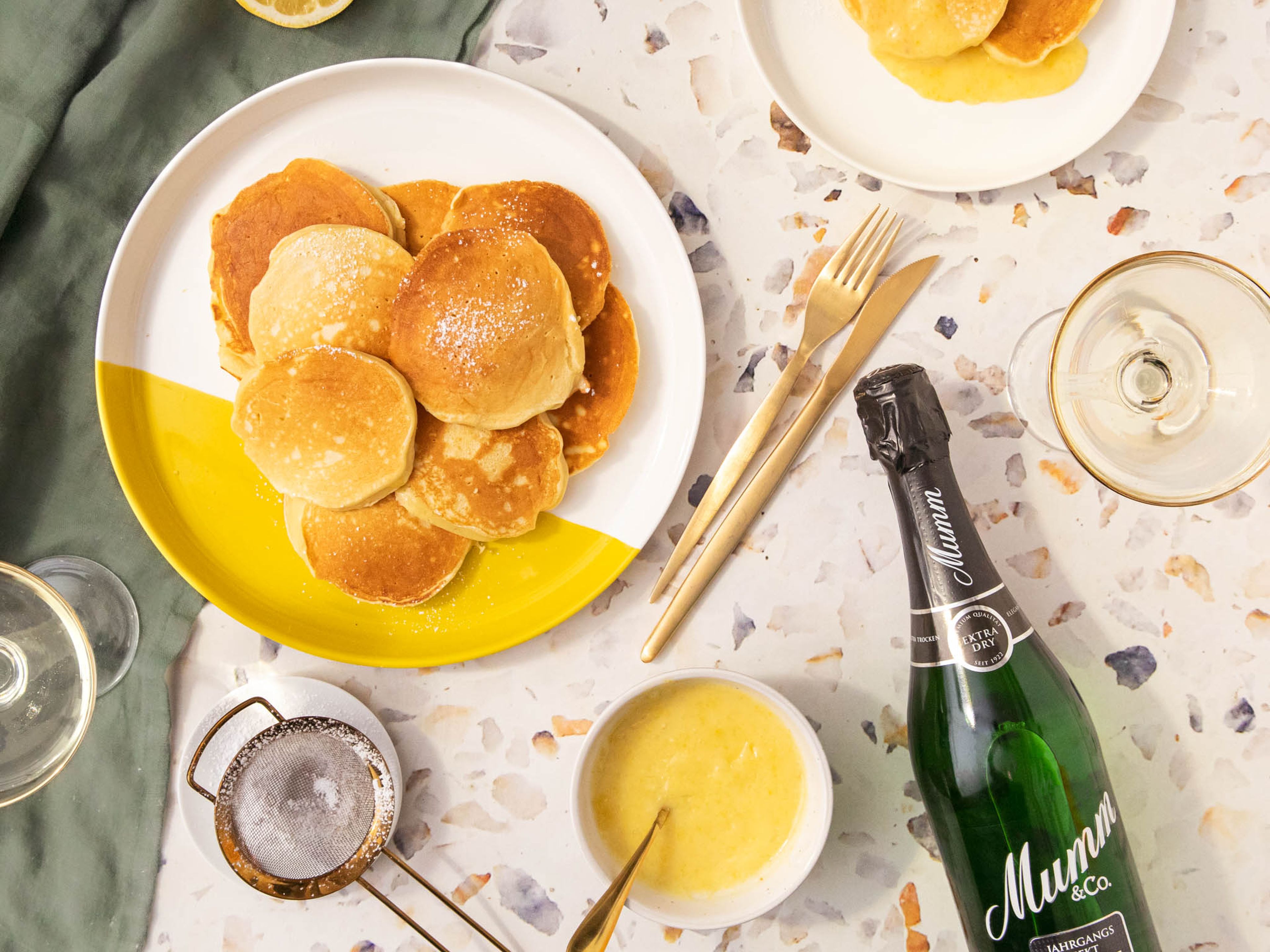 Fluffige Ricotta-Pancakes mit Zitronensoße