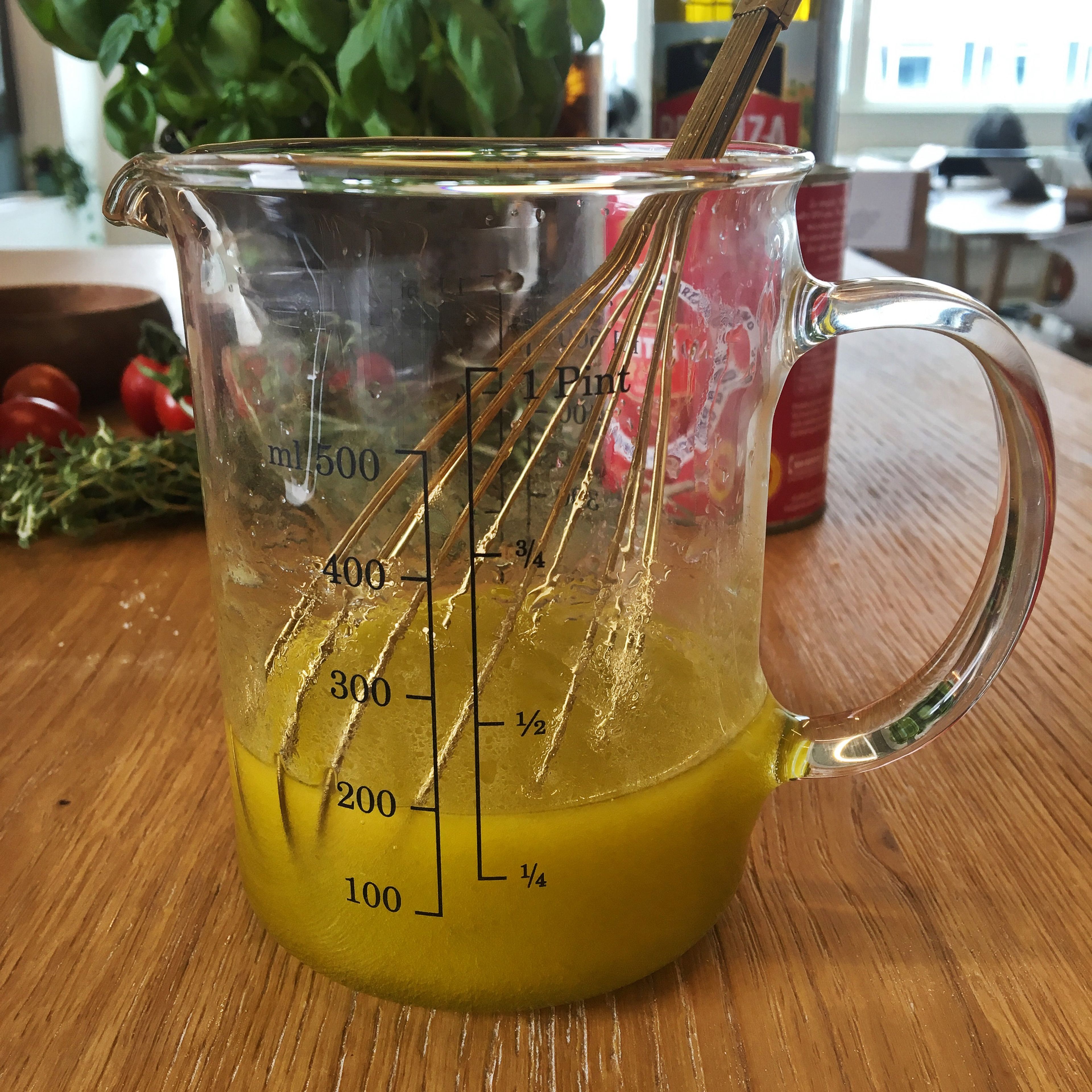 100ml Wasser mit 100ml Olivenöl mischen.