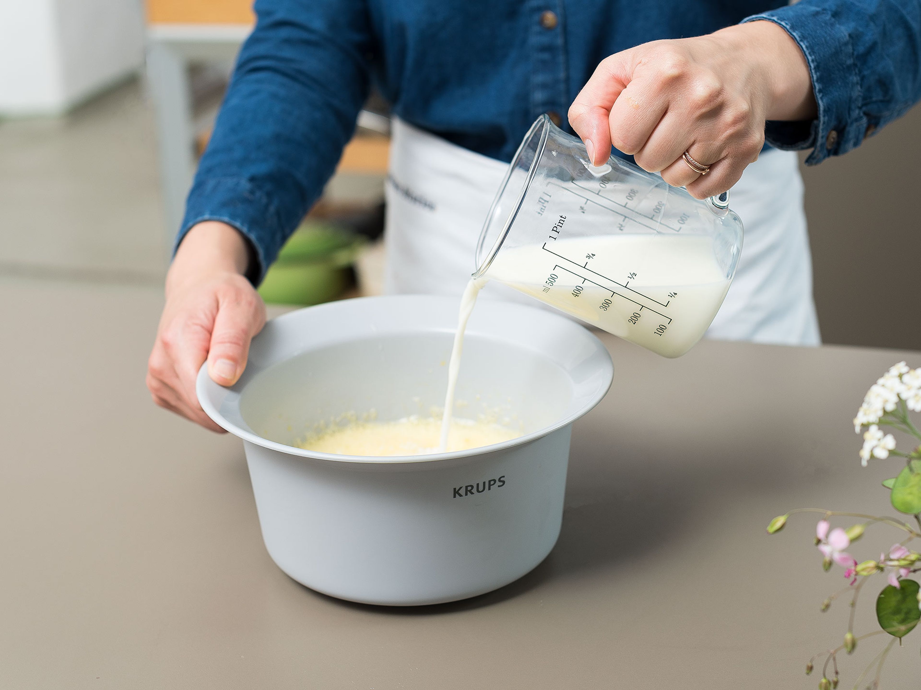 Eier in eine großen Rührschüssel schlagen. Zucker und Salz dazugeben und schaumig schlagen. Nach und nach Milch, Mehl und geschmolzene Butter dazugeben und vermengen.