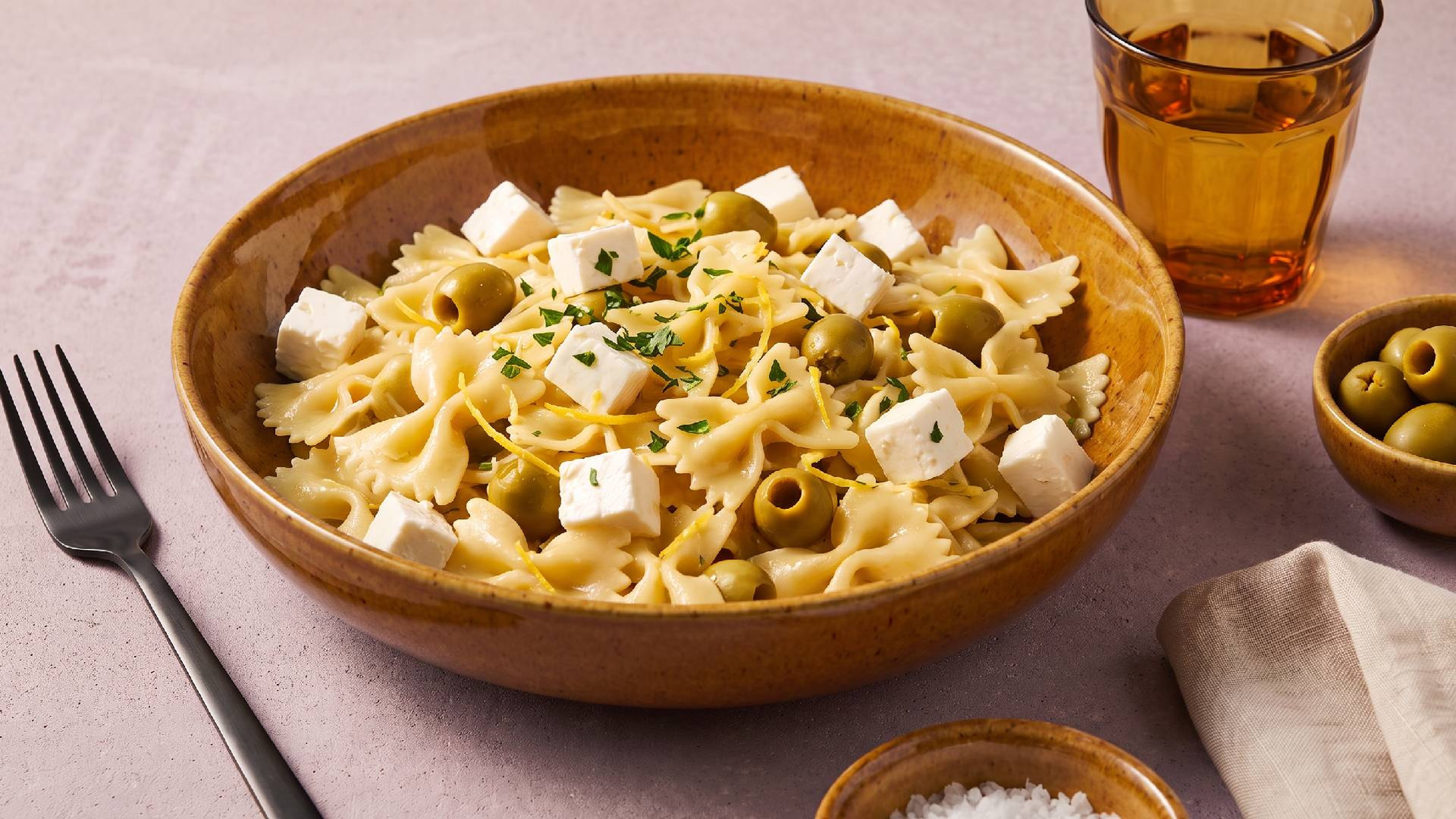 Mediterraner Oliven-Feta-Nudelsalat