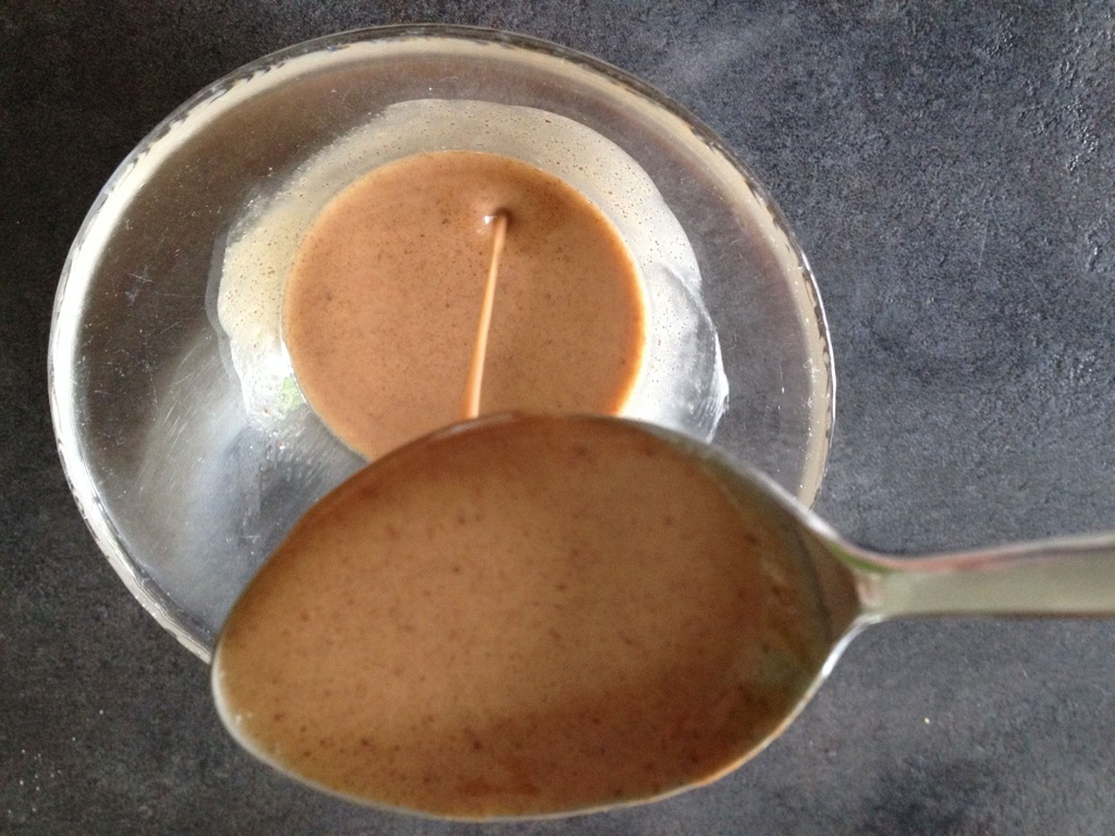 Die Kakaobutter im Wasserbad schmelzen. Einen Teil des Agavendicksaftes und der Vanillepaste, sowie Mandelmus hinzufügen. Diese Soße nun mit den Kekskrümeln gut vermischen.