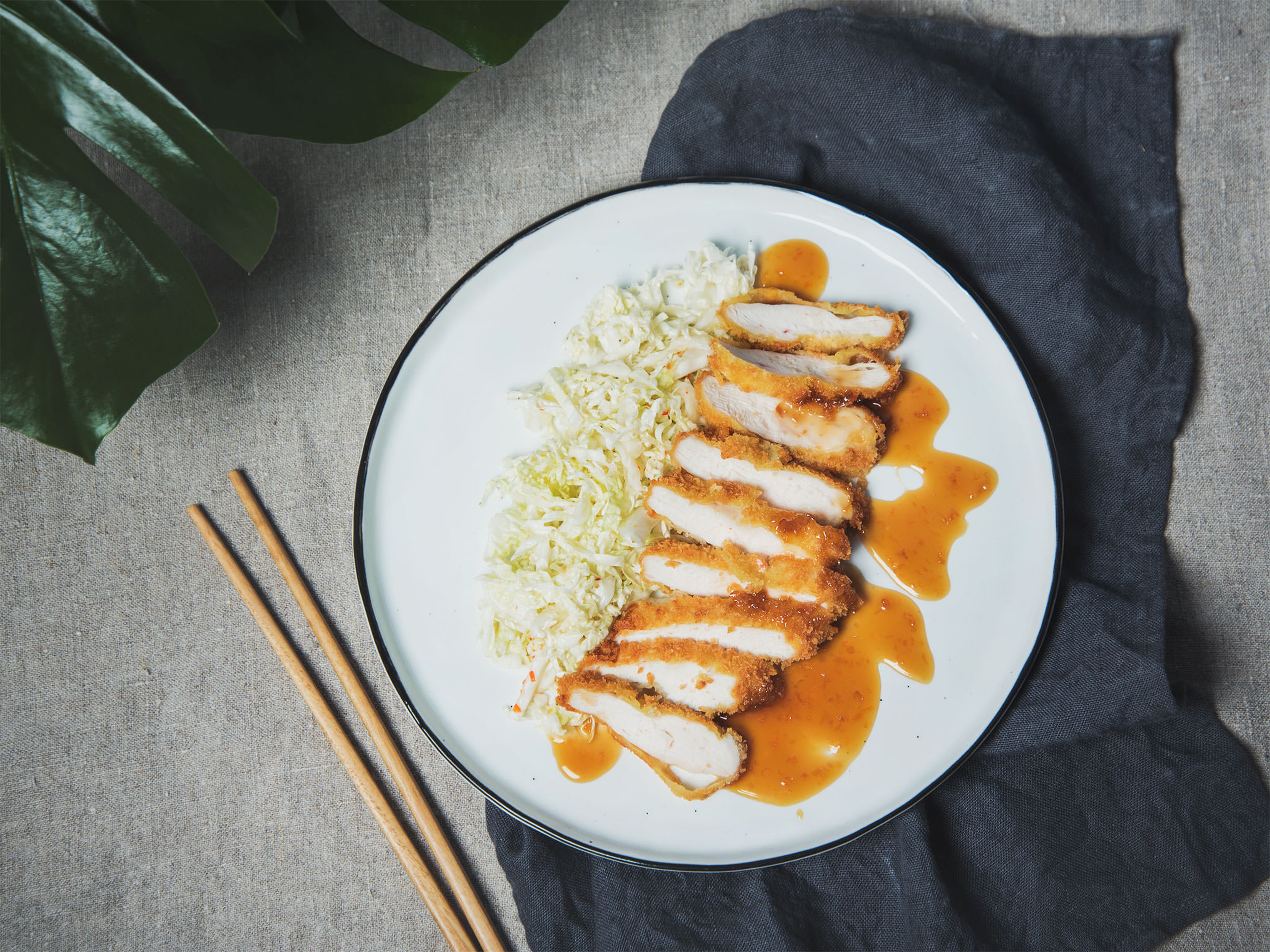 Japanisches Hähnchenschnitzel mit Chinakohlsalat