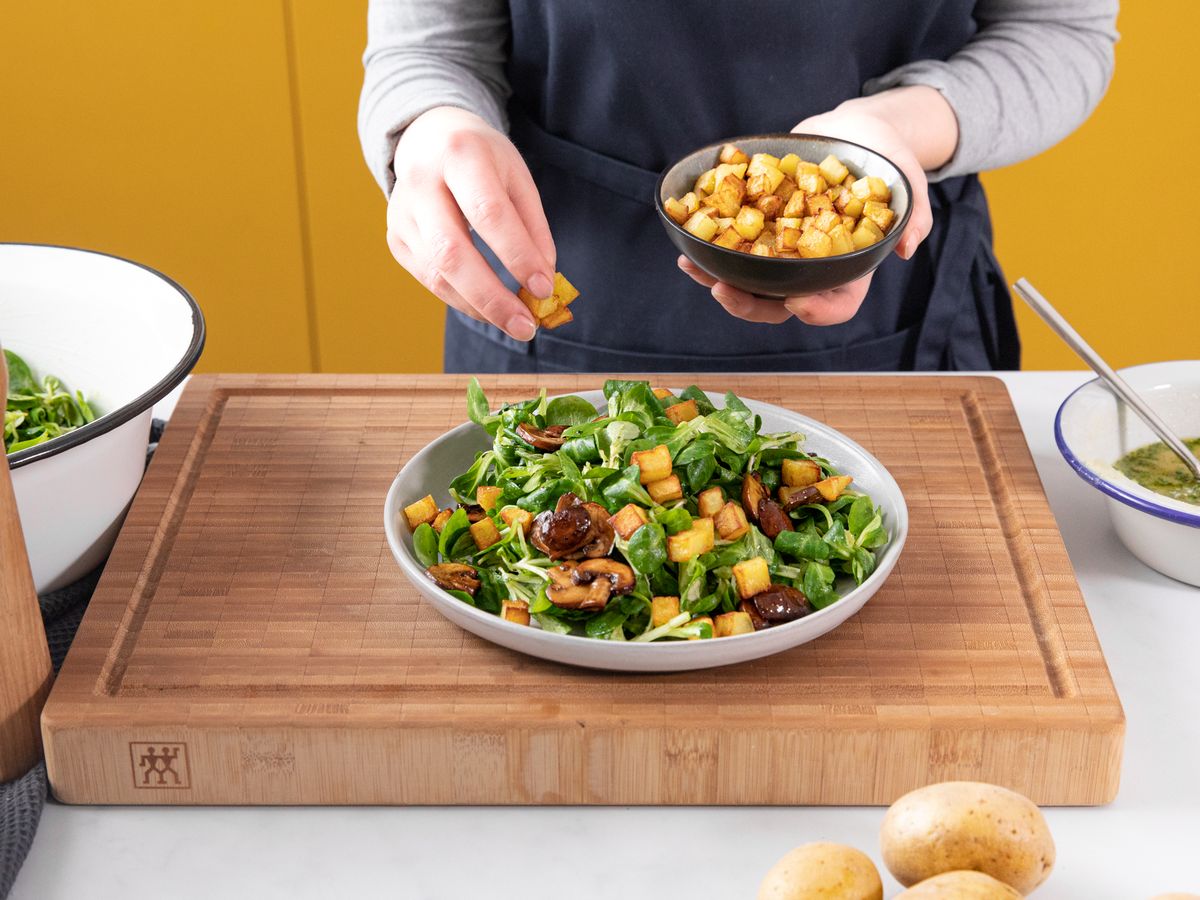Feldsalat mit Kartoffeldressing | Rezept | Kitchen Stories