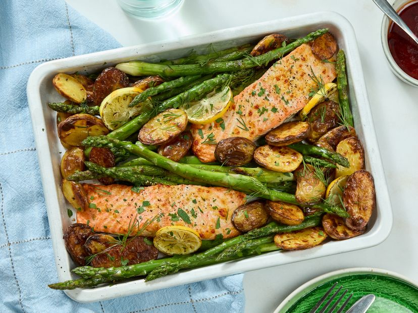 Einfacher Ofenlachs mit Spargel und Zitronen-Knoblauch-Butter