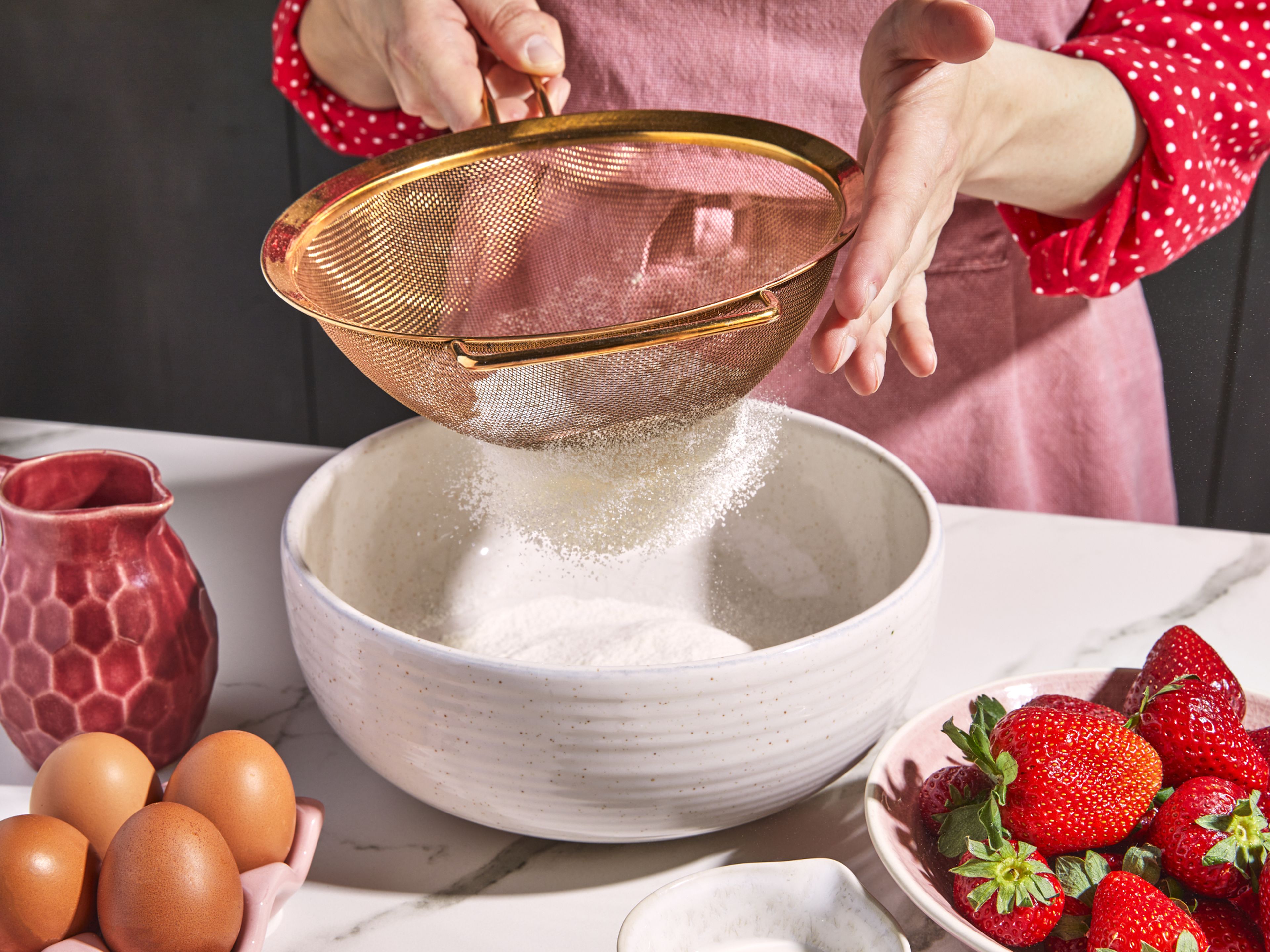 Den Ofen auf 180 °C Ober-/ Unterhitze vorheizen. Eine Springform mit 18cm Durchmesser mit Backpapier auslegen. 1 Ei trennen. Mehl, Salz und Backpulver sieben und vermengen.