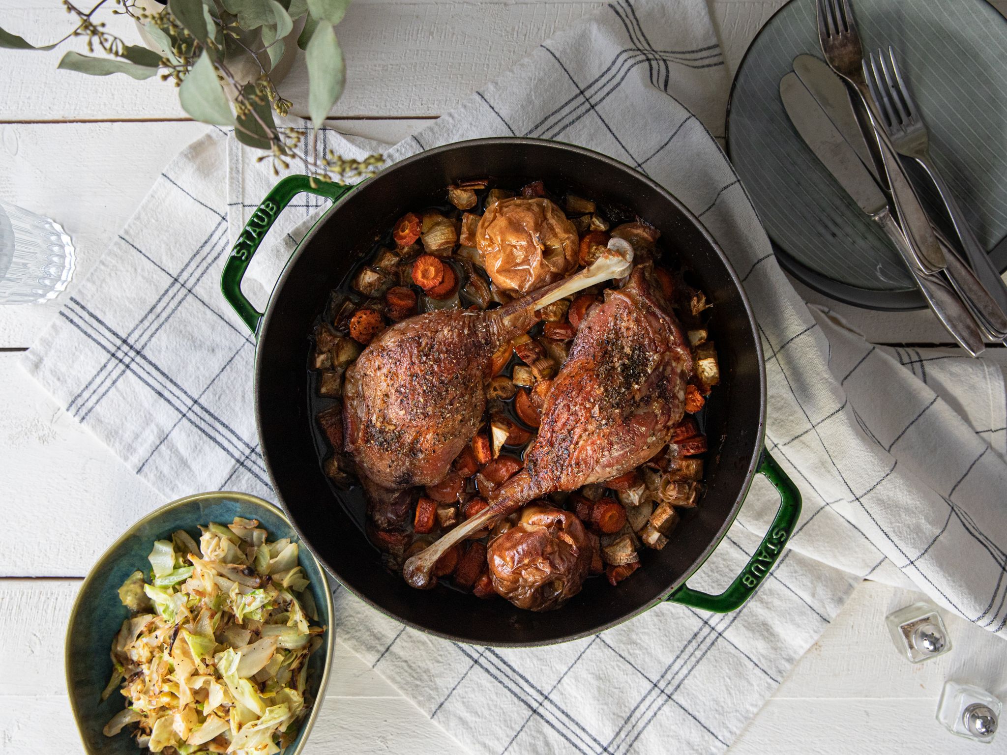 Roasted goose legs with creamy pointed cabbage | Recipe | Kitchen Stories