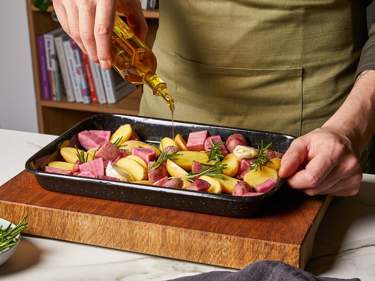 Französische Zwiebel-Hackbällchen mit Rosmarinkartoffeln | Rezept ...