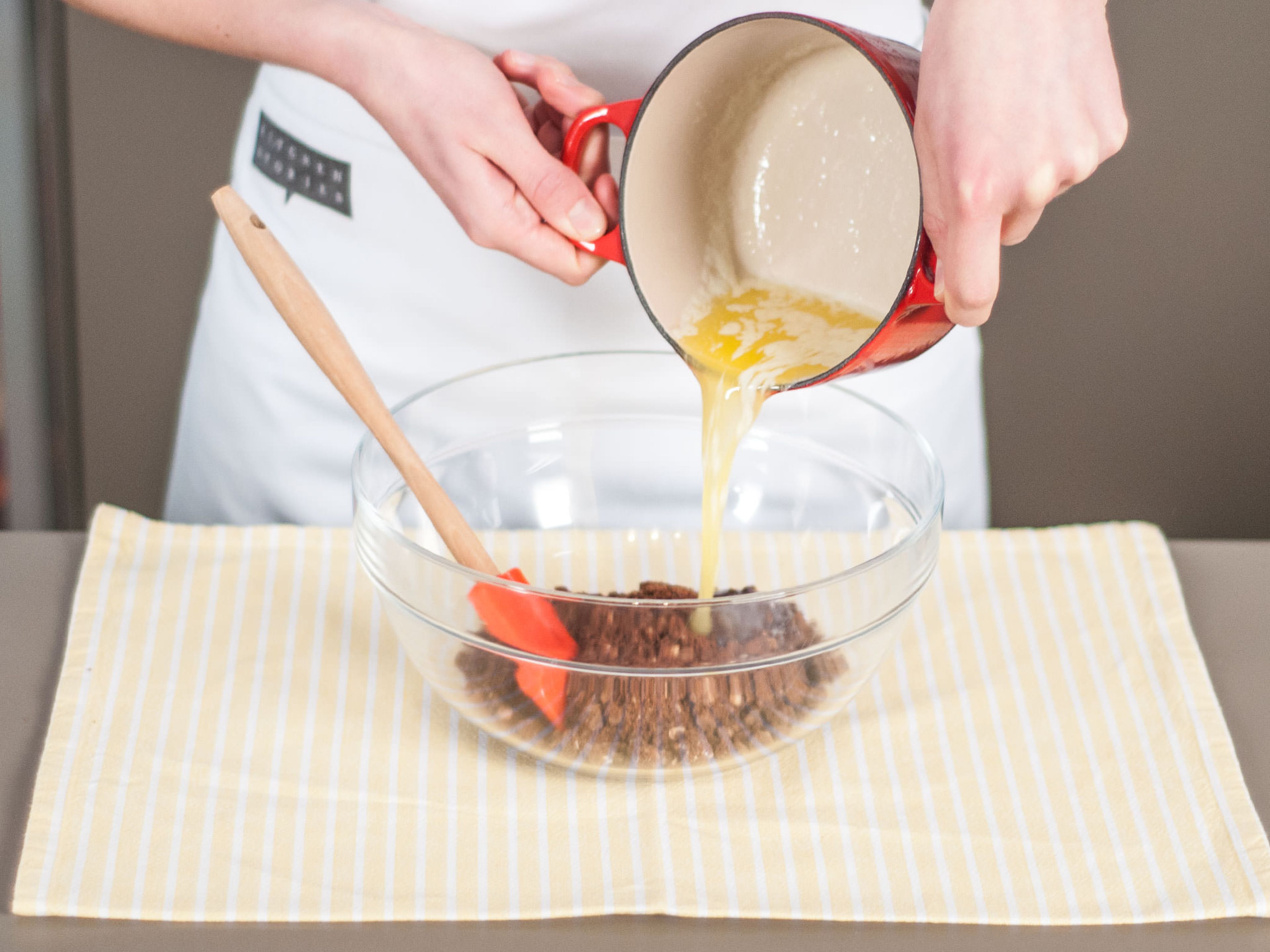 Butter in einem kleinen Topf über mittlerer bis niedriger Hitze schmelzen. Kekskrümel in eine Schüssel geben, geschmolzene Butter darüber geben und umrühren bis alles verbunden ist.