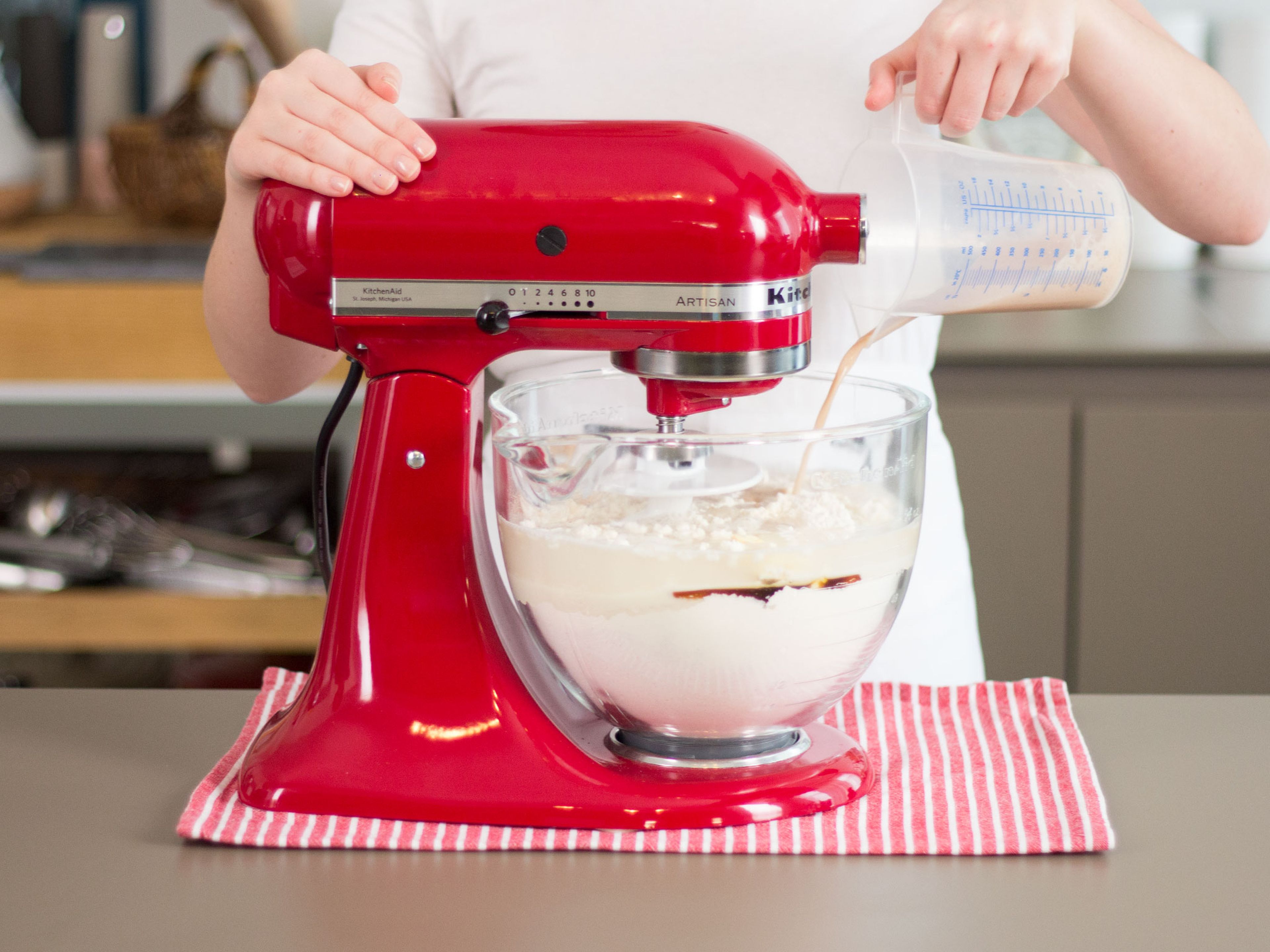 Combine the rest of the water, flour, rye flour, honey, butter, salt, and yeast mixture using a stand mixer with a dough hook. Knead for approx. 10 min. until an elastic dough forms. Cover and allow to rise in a warm place for approx. 1 h or until the dough has doubled in volume.
