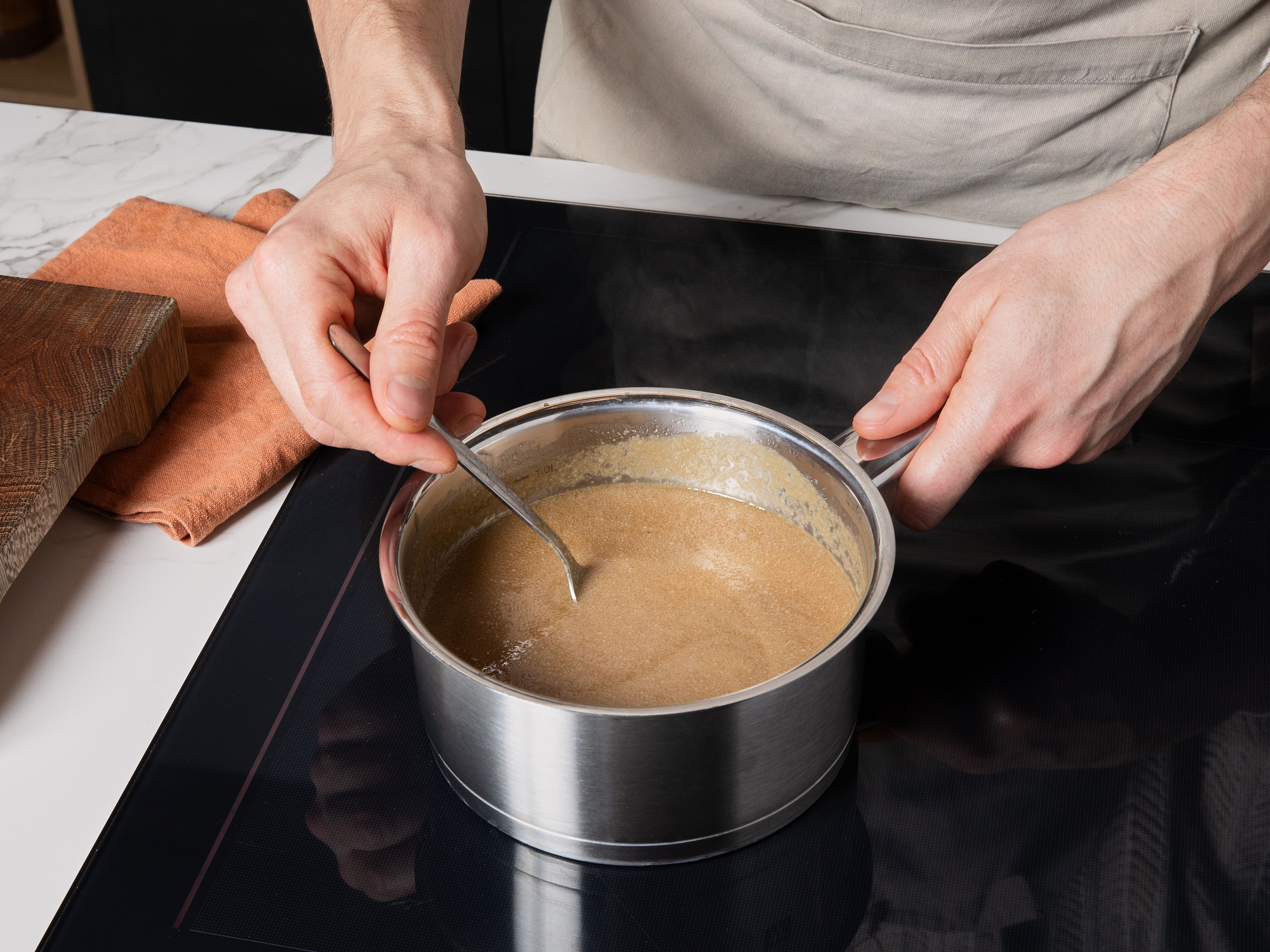 Für die Toffee-Sauce Sahne, Butter, braunen Zucker und Vanilleextrakt in einem kleinen Topf unter Rühren aufkochen und ca. 2 Min. leicht köcheln lassen. Vom Herd nehmen und beiseitestellen.