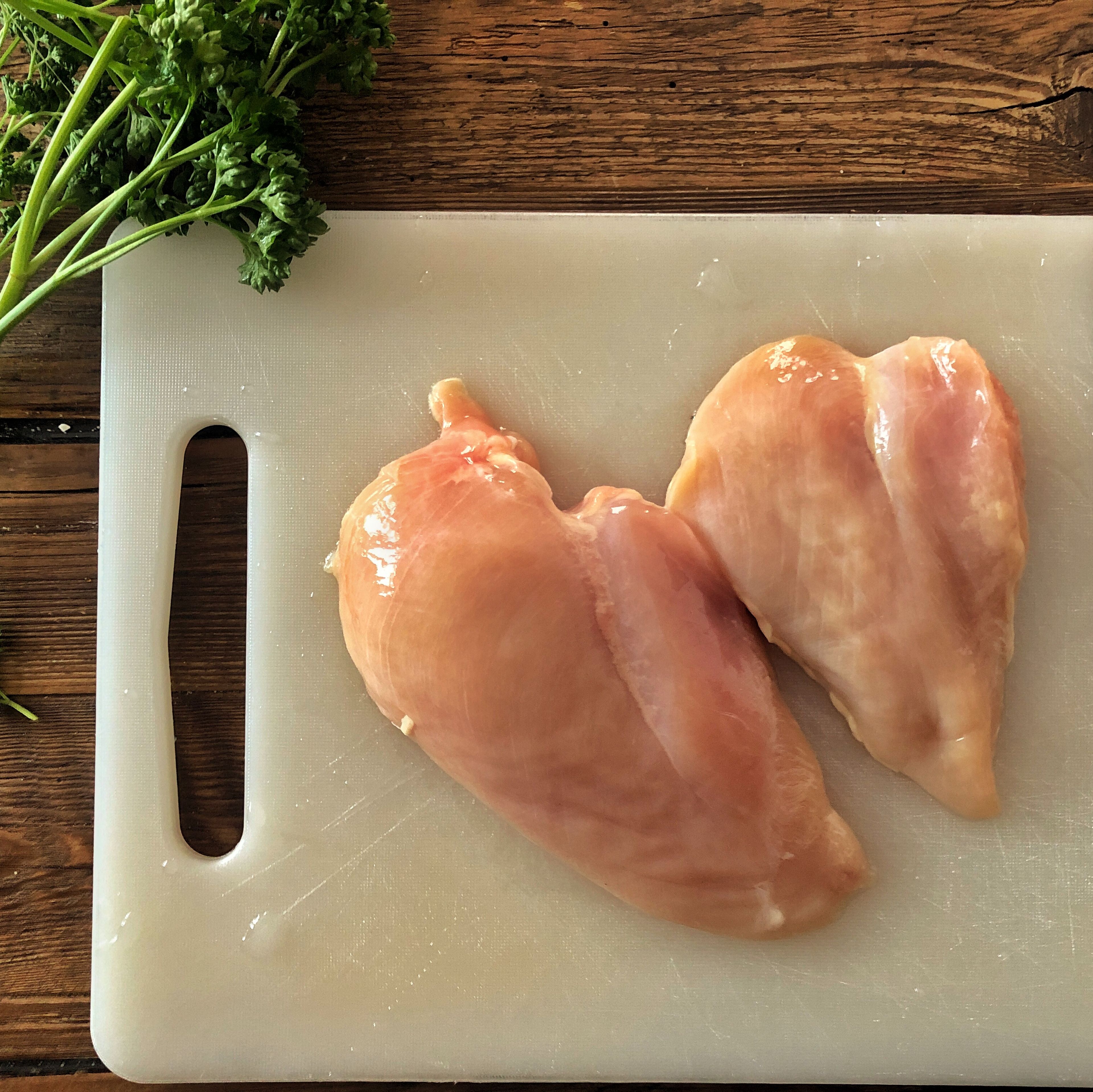 Während die Karotten in der Pfanne leicht anbraten, die Hühnerbrust mit kaltem Wasser abspülen und in Würfel schneiden. In einer weiteren Pfanne die Hühnchenwürfel parallel zum Gemüse anbraten.