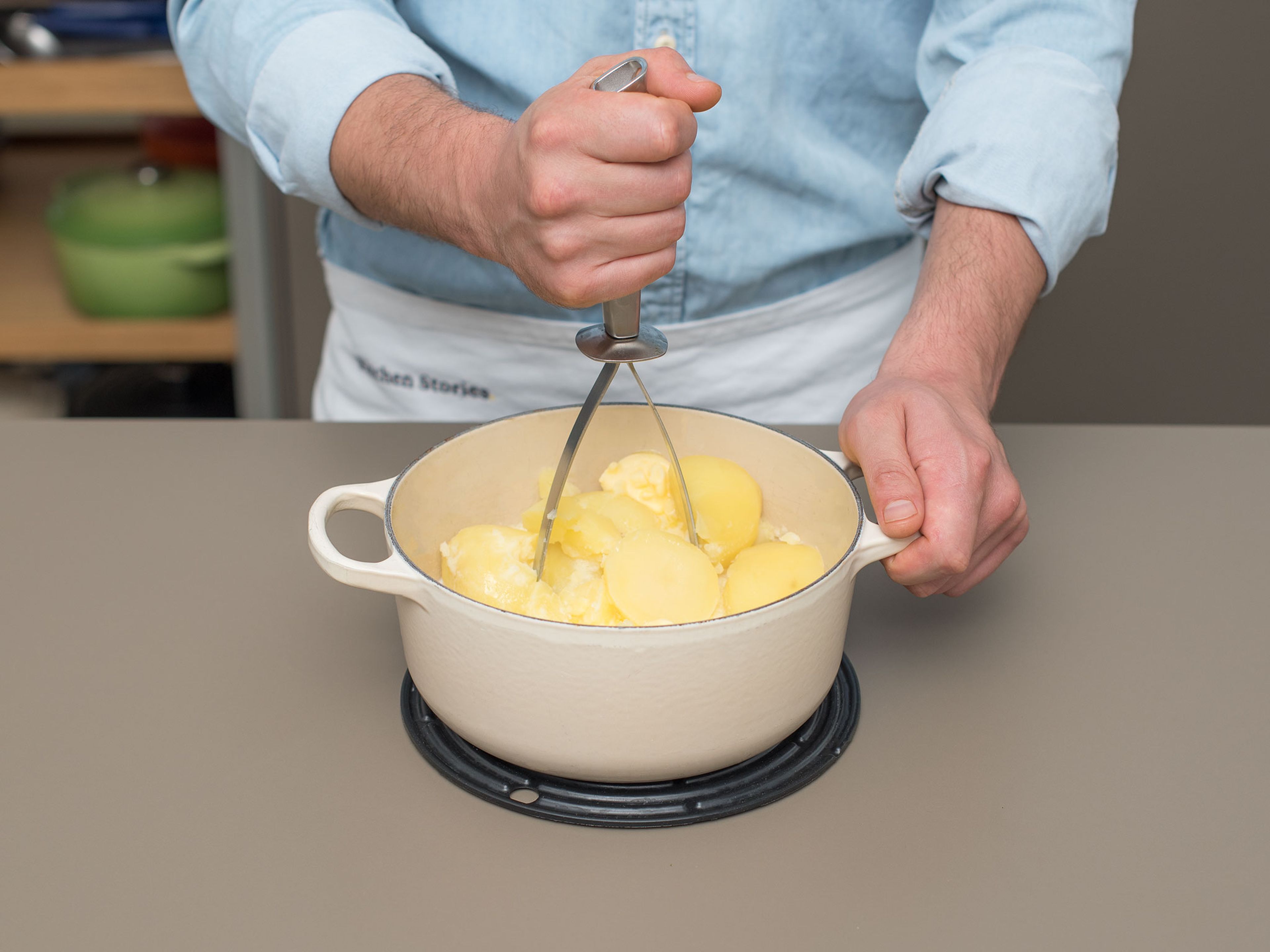 Kartoffeln schälen, klein schneiden und in einen großen Topf geben. Mit Wasser auffüllen bis die Kartoffeln bedeckt sind, das Wasser salzen und zum Kochen bringen. Auf mittlerer Hitze ca. 20 Min. kochen, oder bis die Kartoffeln weich sind. Wasser abgießen. Butter und Milch zu den Kartoffeln geben und bis zur gewünschten Cremigkeit stampfen. Mit Muskat, Salz und Pfeffer abschmecken. Bis zum Servieren warm halten.