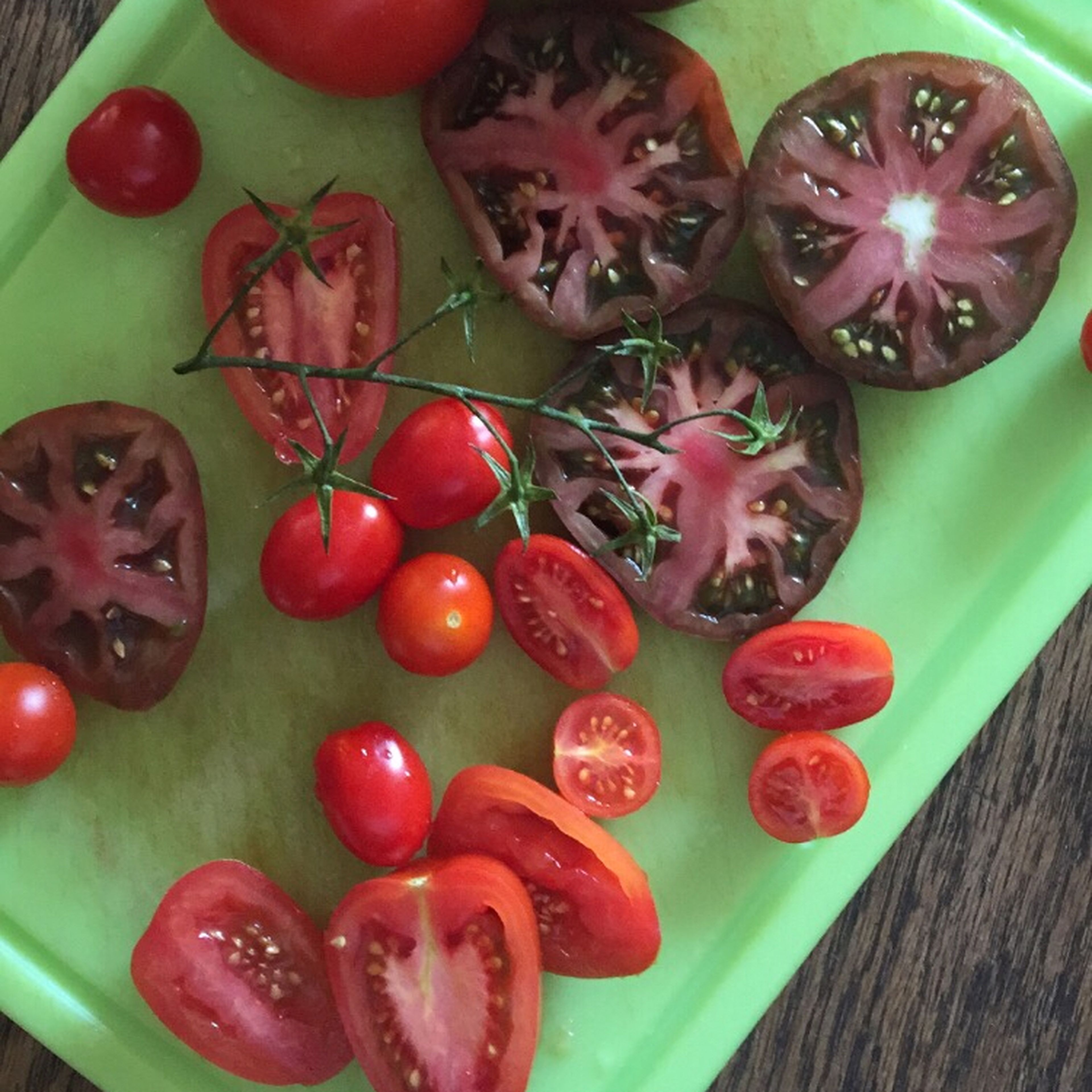 Die Tomaten in Scheiben schneiden bzw halbieren.