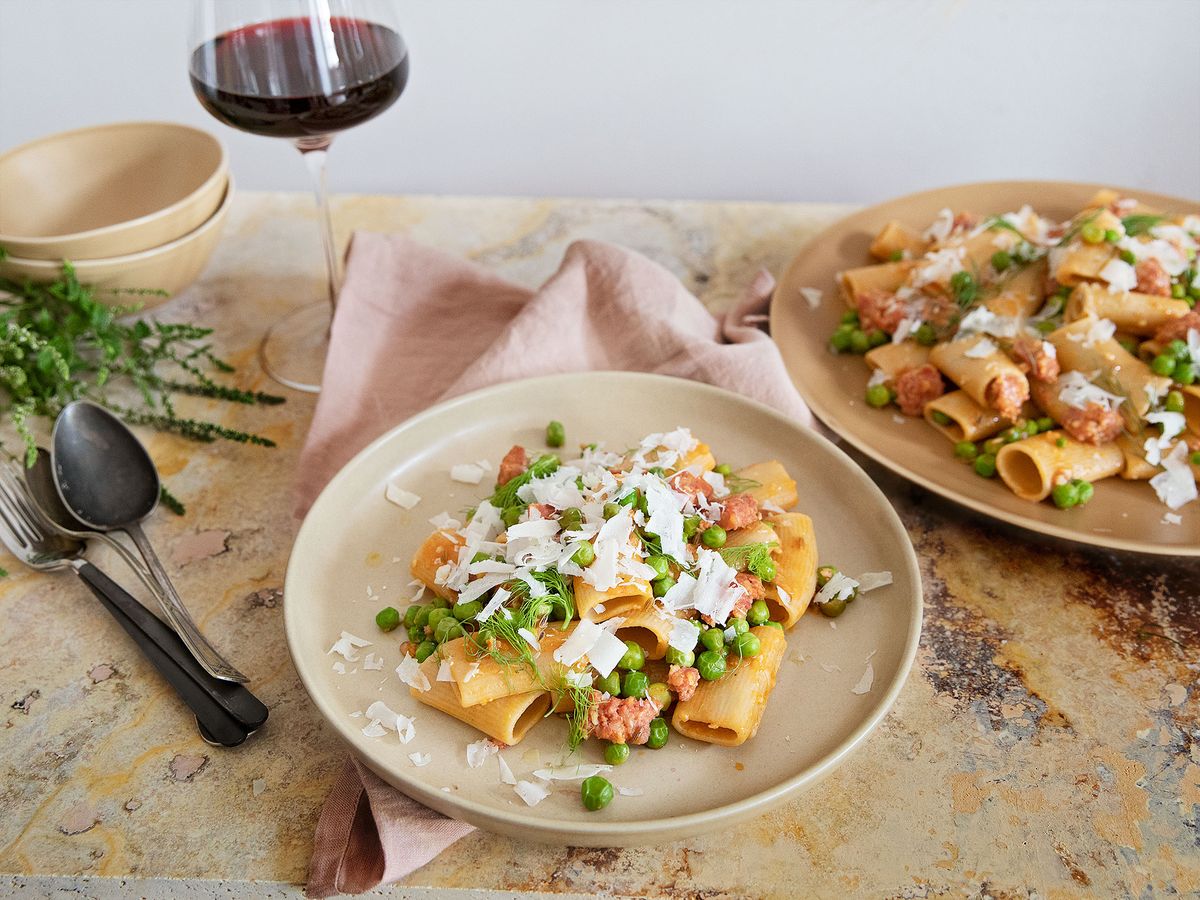 Pasta with Italian sausage, fennel, and peas | Recipe | Kitchen Stories