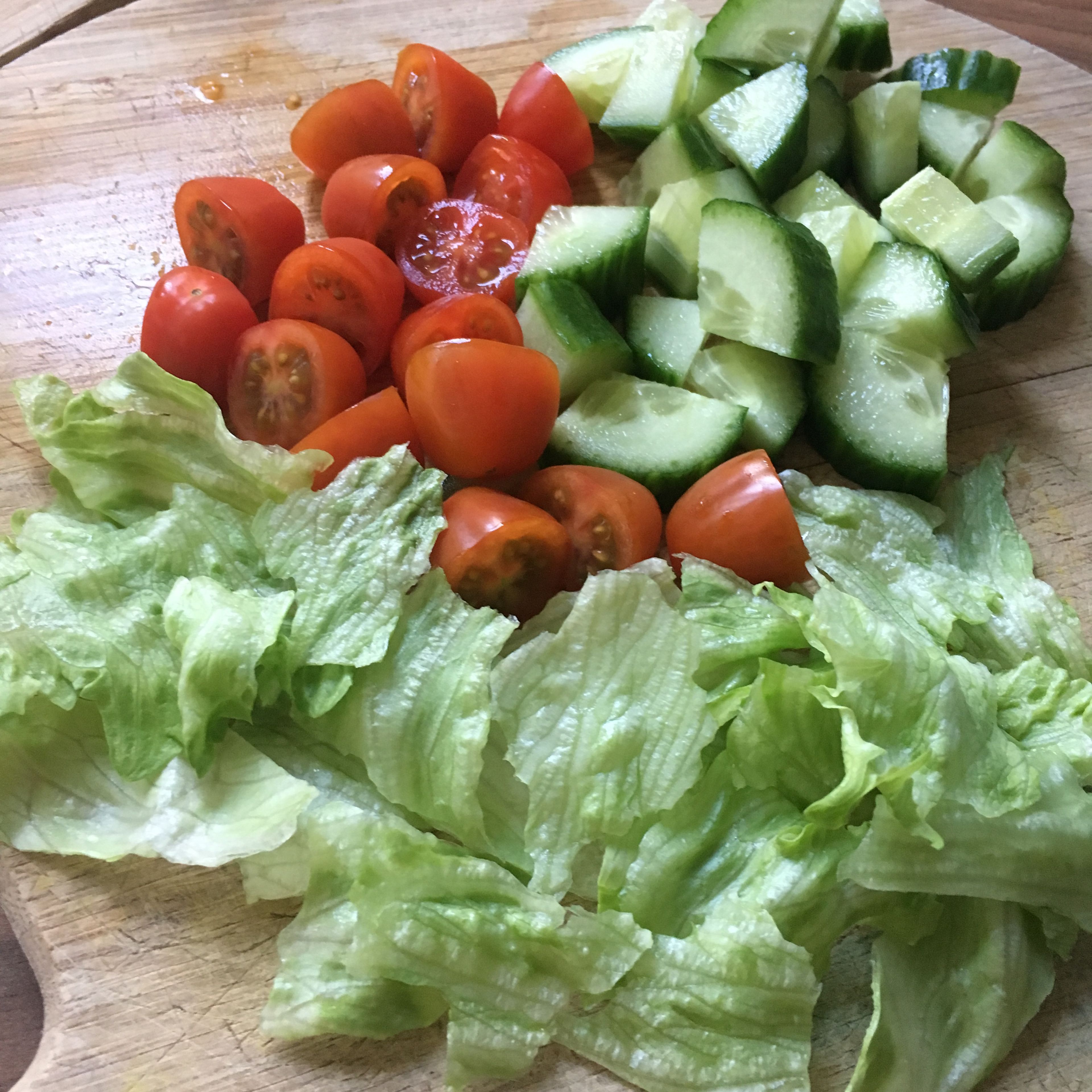 Chop tomatoes 🍅 rip lettuce 🥬