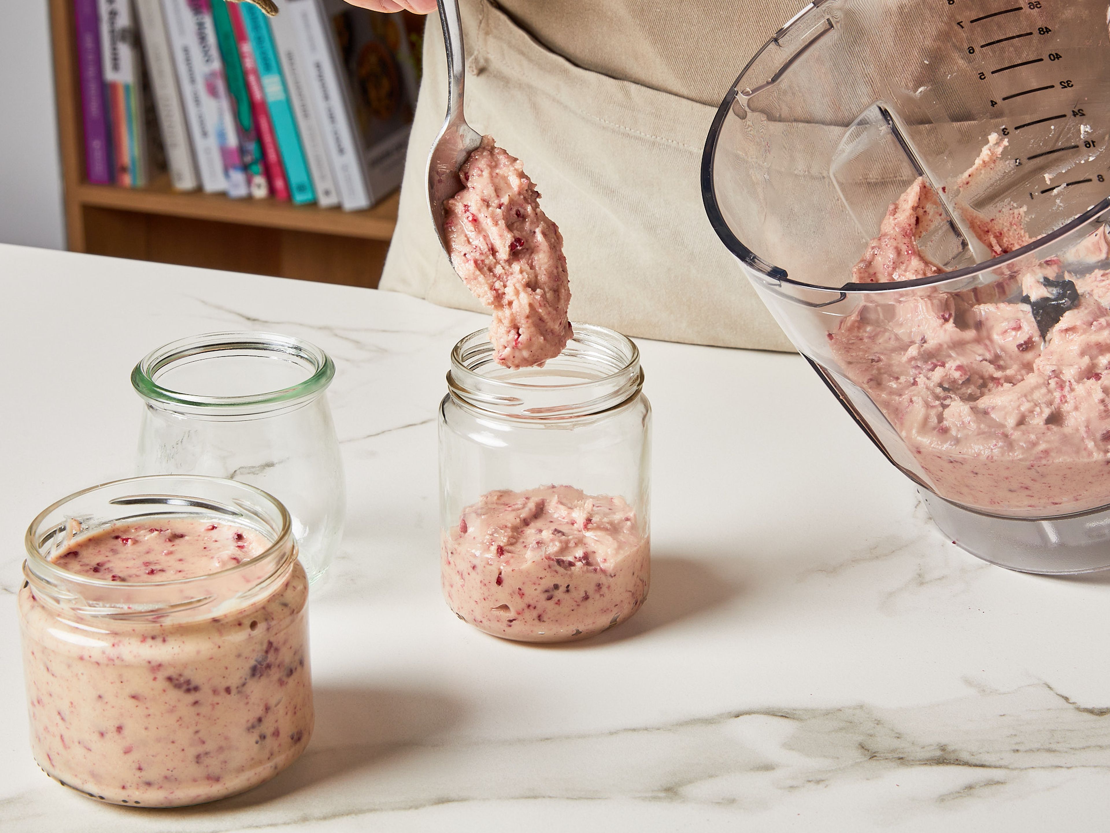 Sobald die Nussbutter die gewünschte Konsistenz erreicht hat (cremig oder knusprig, je nach Vorliebe), die gefriergetrockneten Himbeeren (oder andere Zutaten) hinzufügen. Die Nussbutter dann in saubere Behälter füllen und im Kühlschrank lagern. Gut verschlossen und kühl gelagert, hält sich Nussbutter mehrere Wochen.