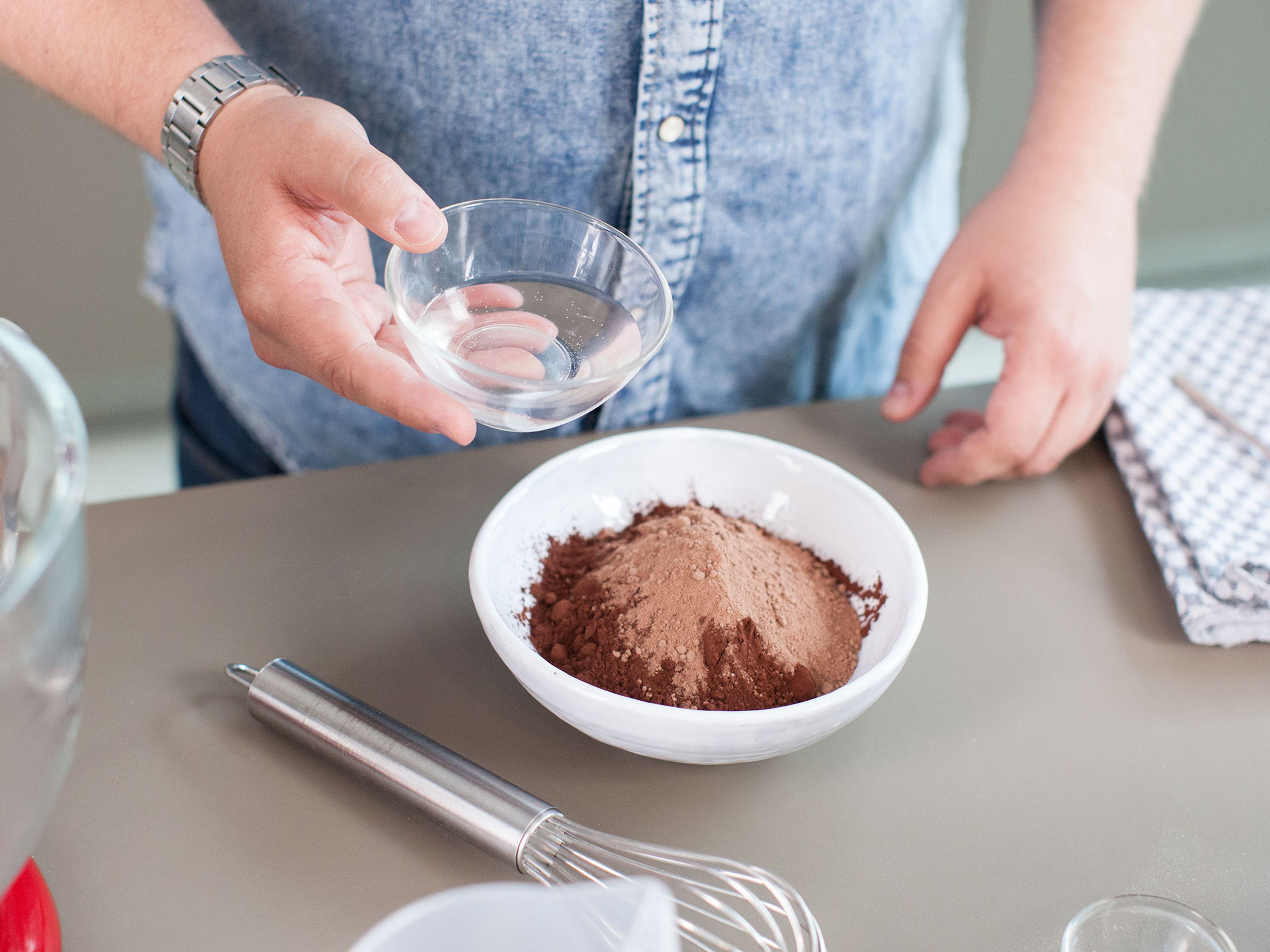 Preheat oven to 175°C/350°F. In a small bowl, mix flour, baking powder and salt. In a large bowl, mix part of the sugar with cocoa powder, chocolate malt powder if desired, and water until smooth.