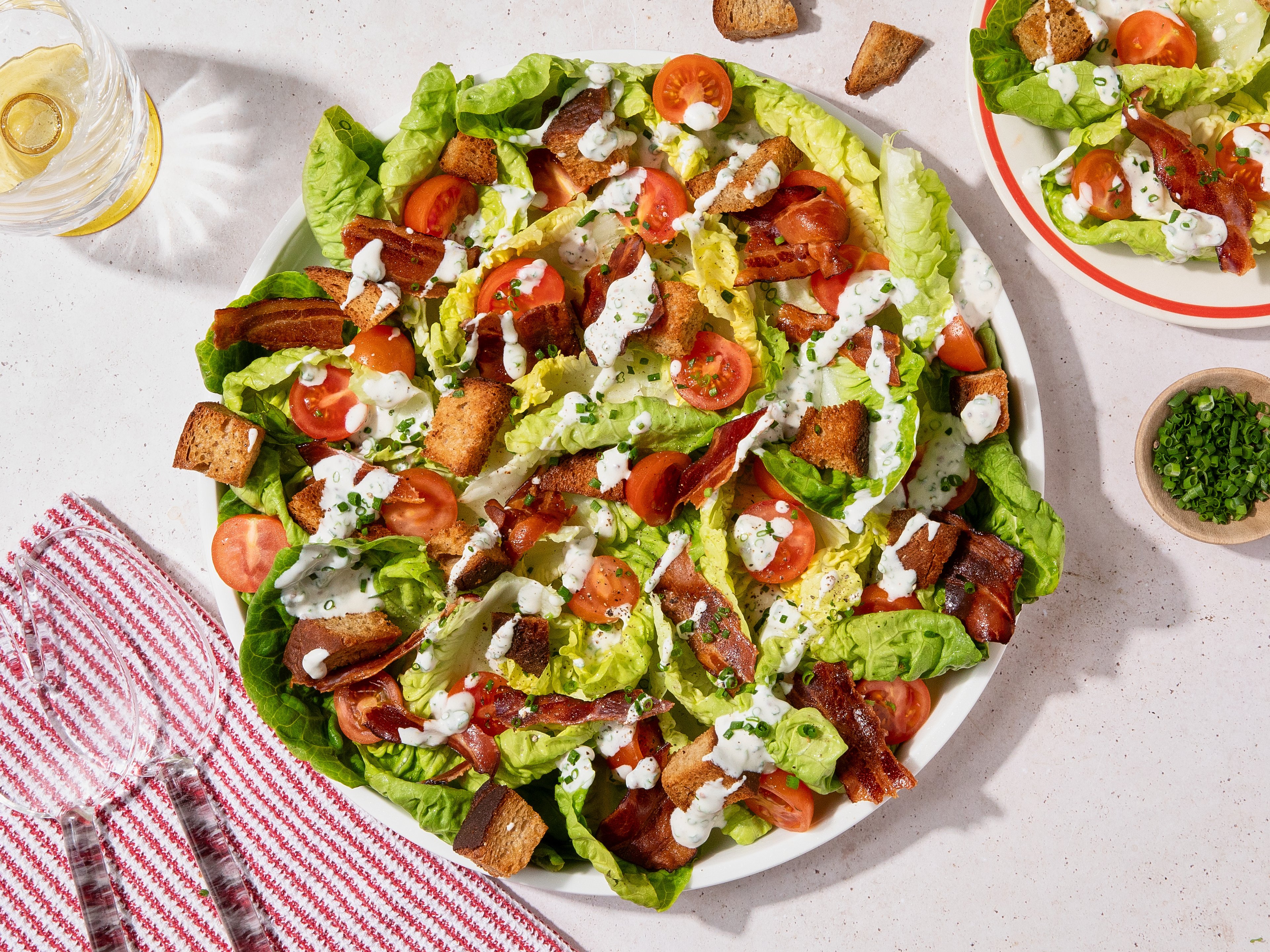 Knackiger BLT-Salat mit Croûtons