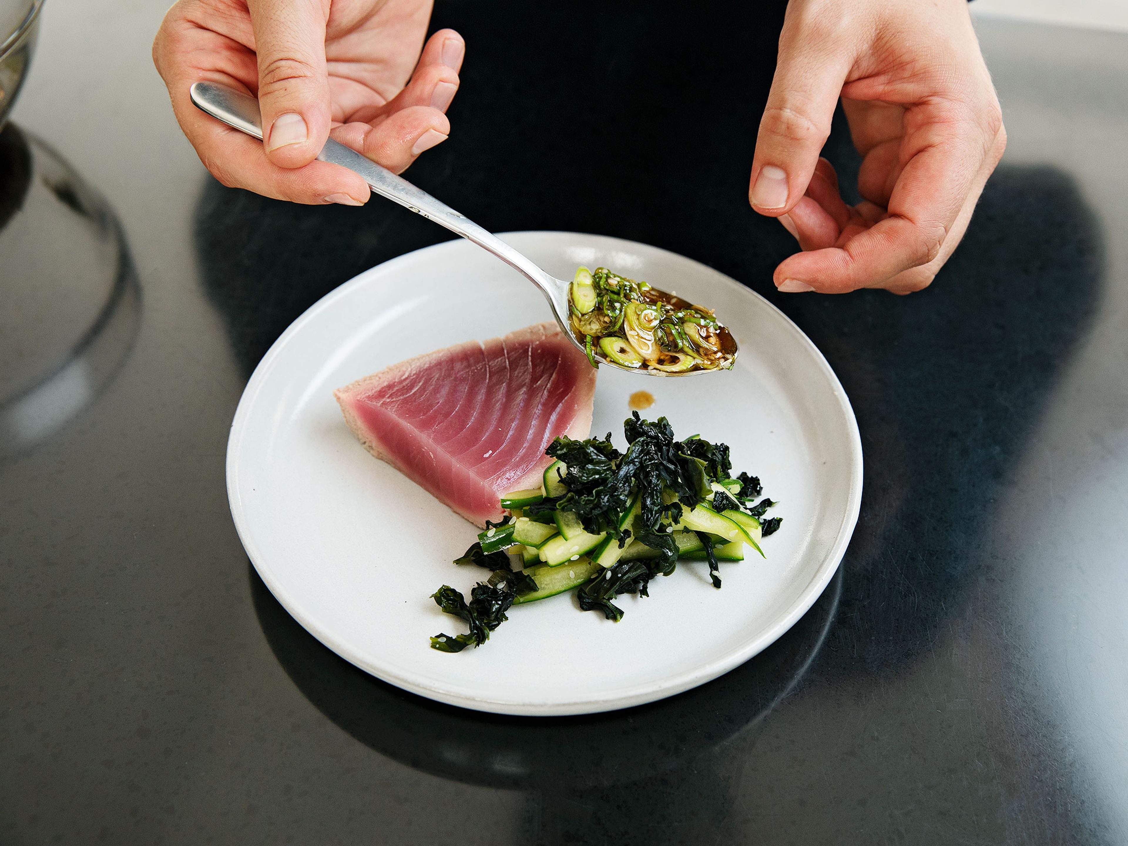 Thunfisch in ca. 0,5 cm breite Scheiben schneiden. Mit Tataki-Soße und Gurken-Wakame-Salat servieren. Guten Appetit!