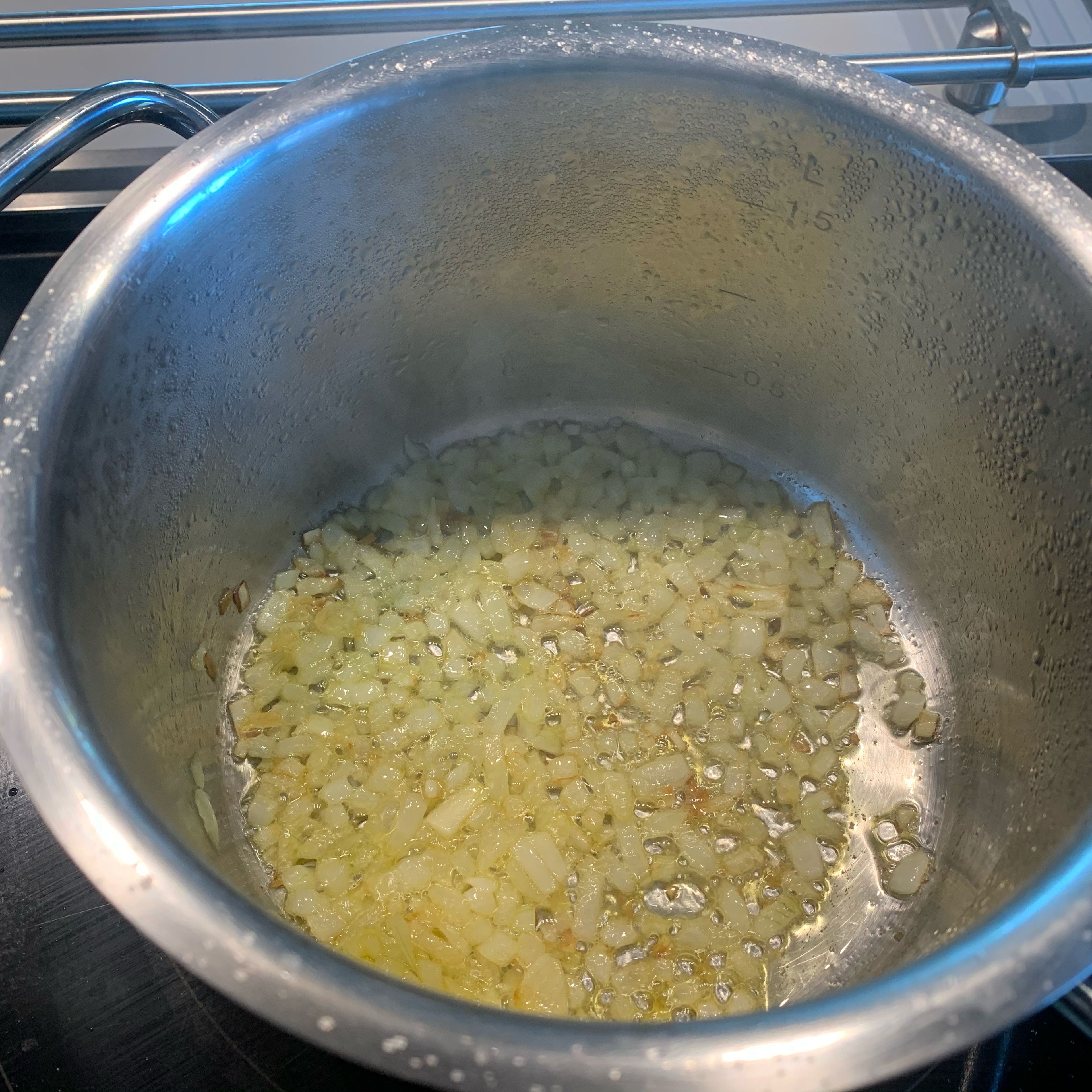 Die Eier 12 Minuten kochen, abschrecken, pellen und halbieren. Die Zwiebel klein hacken und mit Pflanzenfett in einem Topf glasig werden lassen.￼ - Parallel die Kartoffeln kochen.