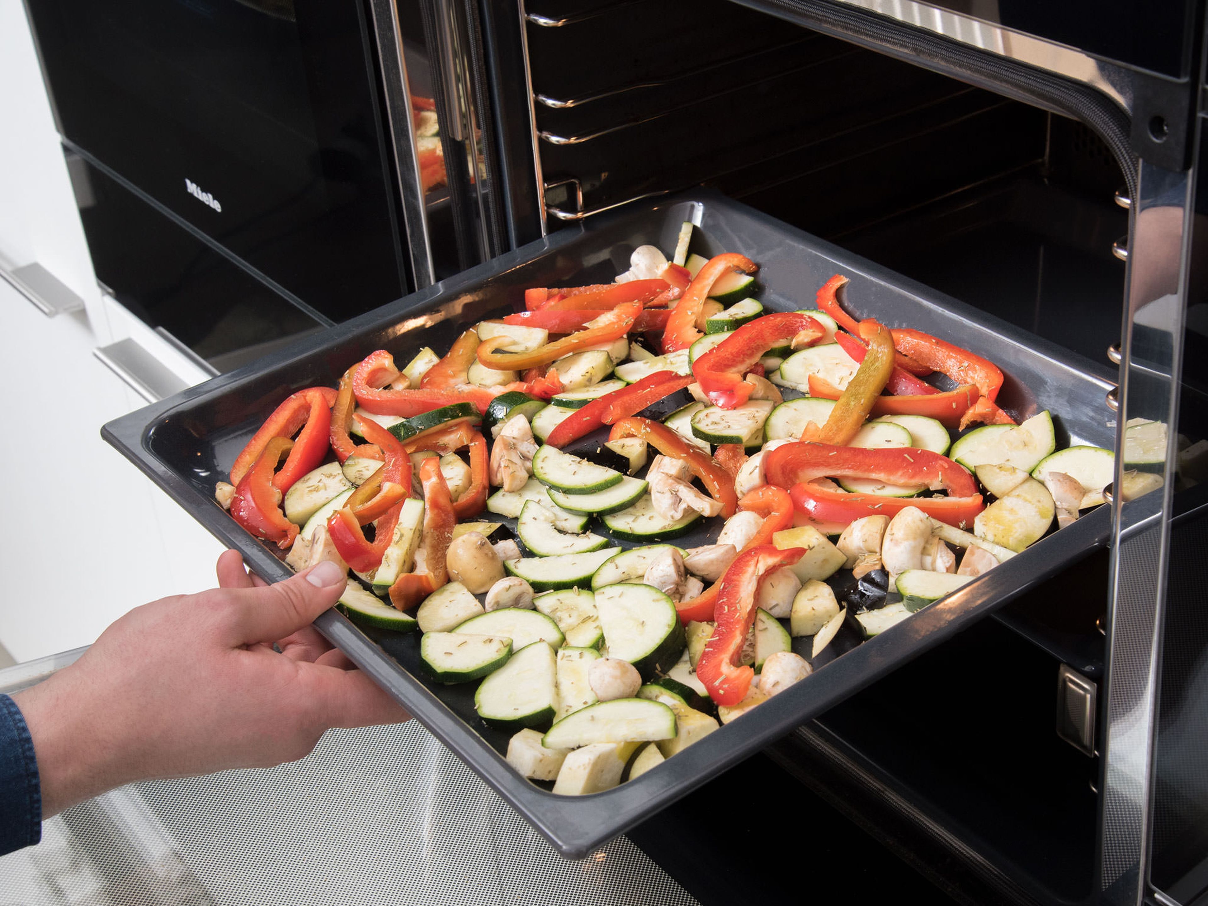 Olivenöl, Rosmarin, Salz und Pfeffer in die Schüssel geben und gut mit dem Gemüse vermengen. Auf einem Backblech mit Backpapier verteilen. Im vorheizten Backofen bei 200°C für ca. 15 – 20 Min. rösten.