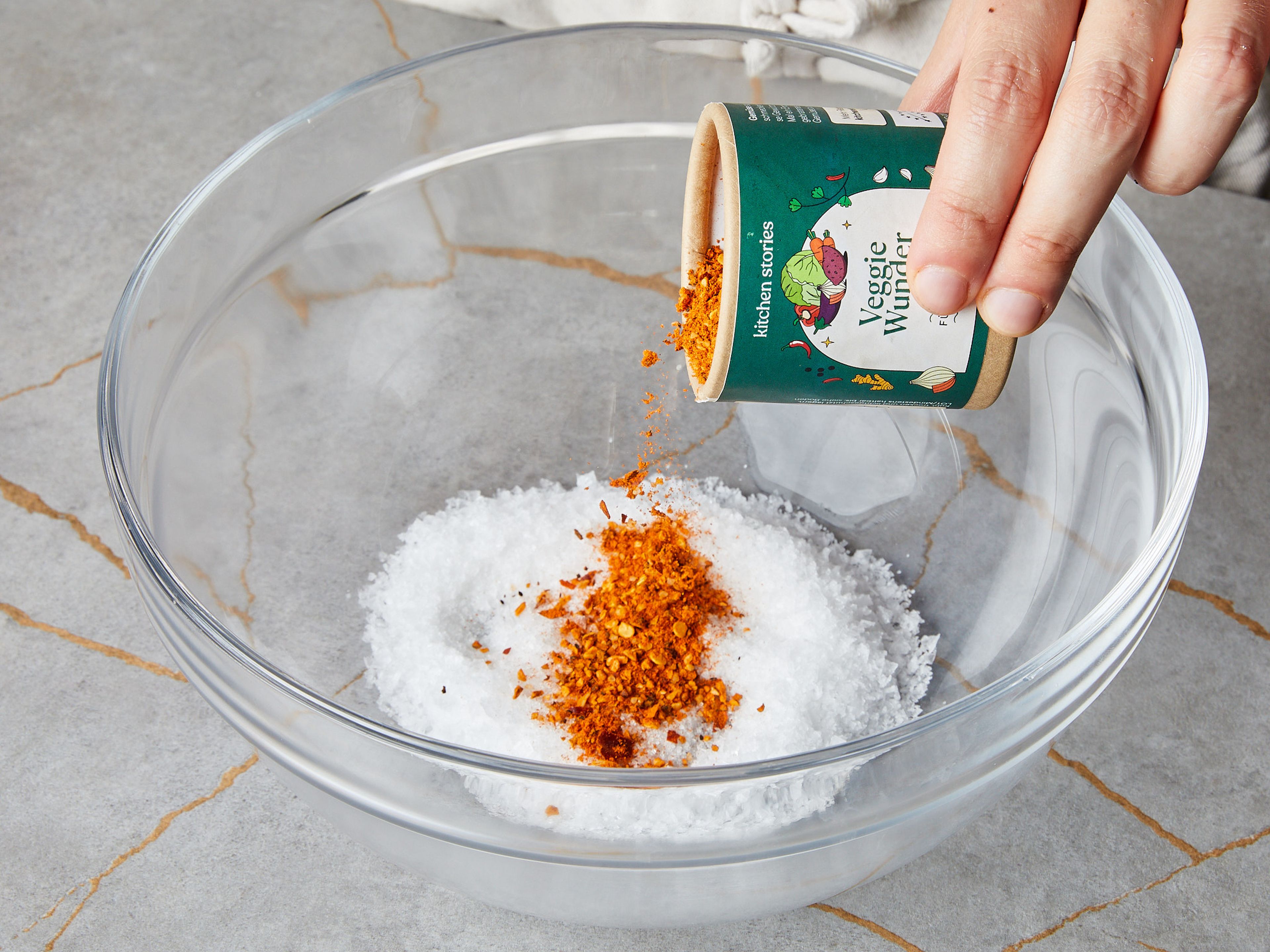 In einer großen Schüssel unsere VEGGIE WUNDER Gewürzmischung mit Salz und Zucker vermischen. Die Lachsfilets vorsichtig mit Papiertüchern trocken tupfen.
