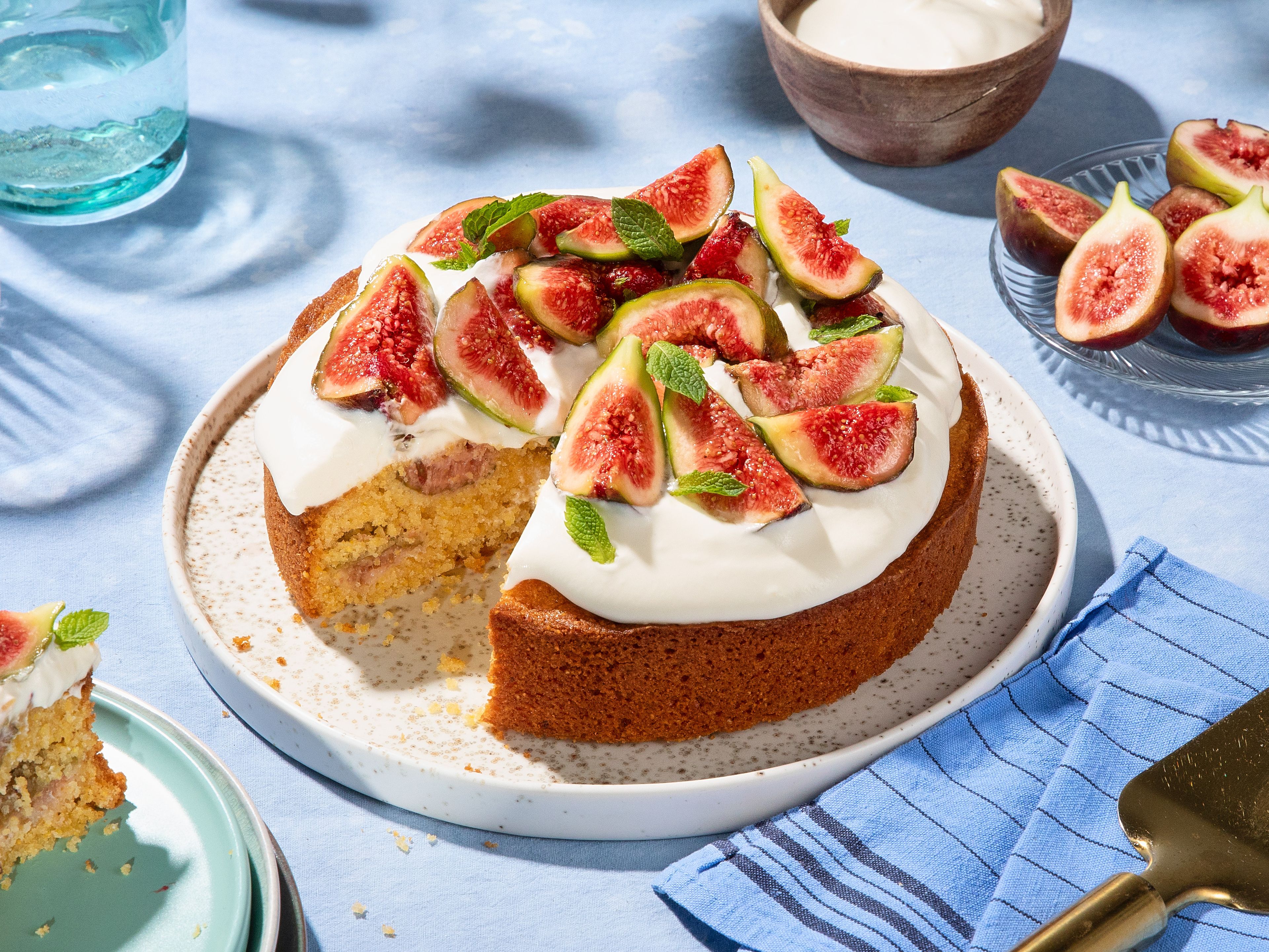Fig cake with polenta and yogurt cream