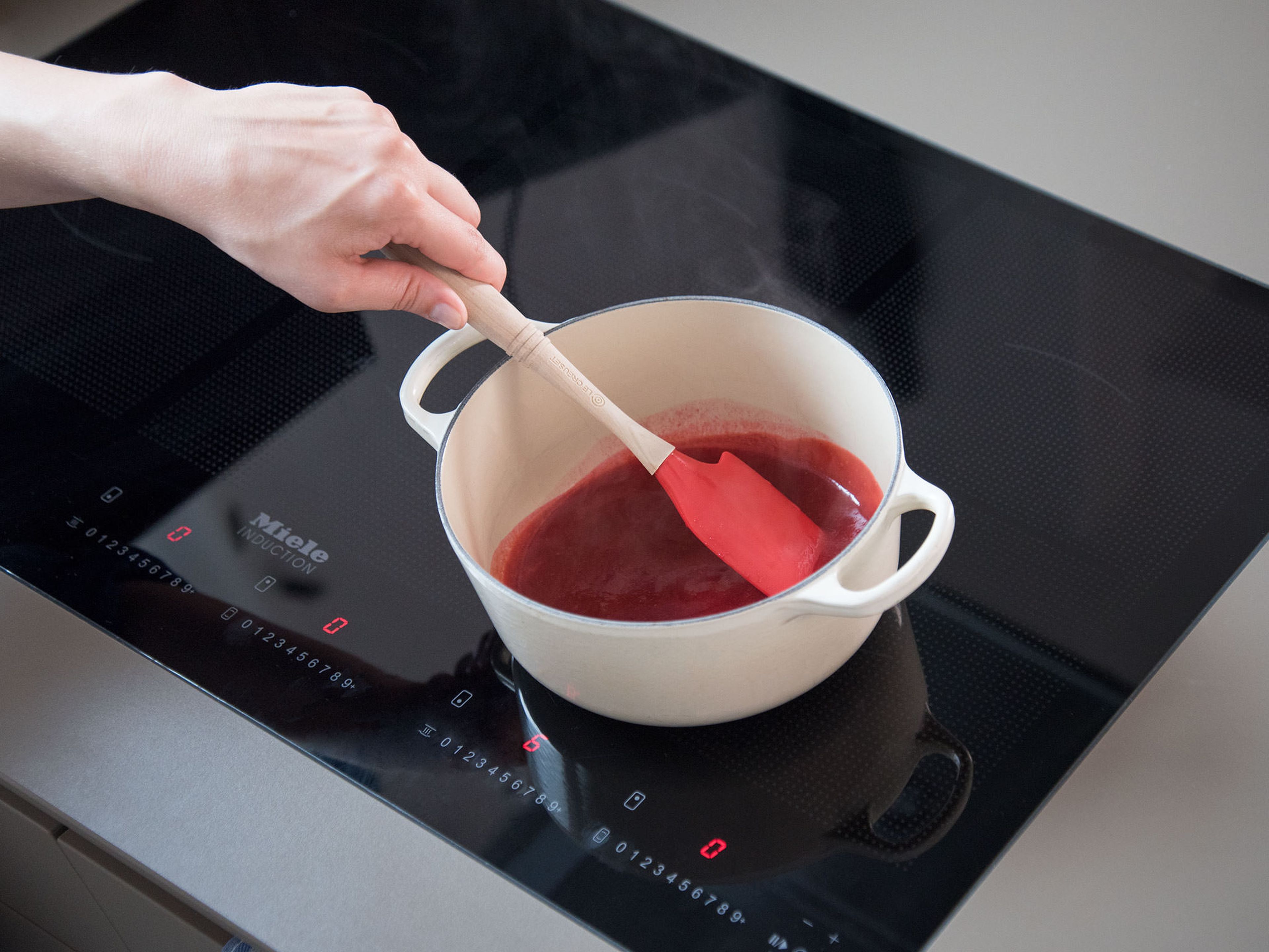 Kartoffelstärke in kaltem Wasser auflösen. Zu den warmen Himbeeresaft geben und unter Rühren aufkochen lassen. Anschließend beiseitestellen und abkühlen lassen.