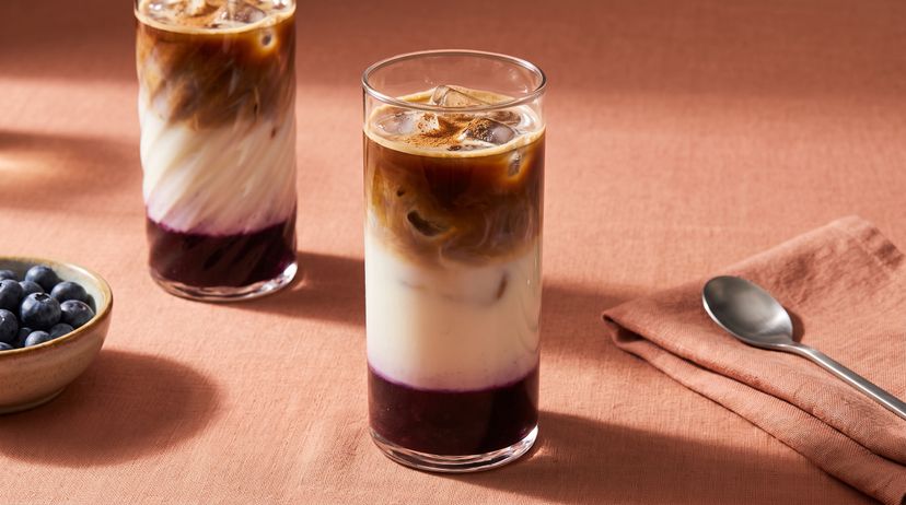 Iced Blueberry Latte: So machst du den erfrischenden Kaffee-Trend selbst