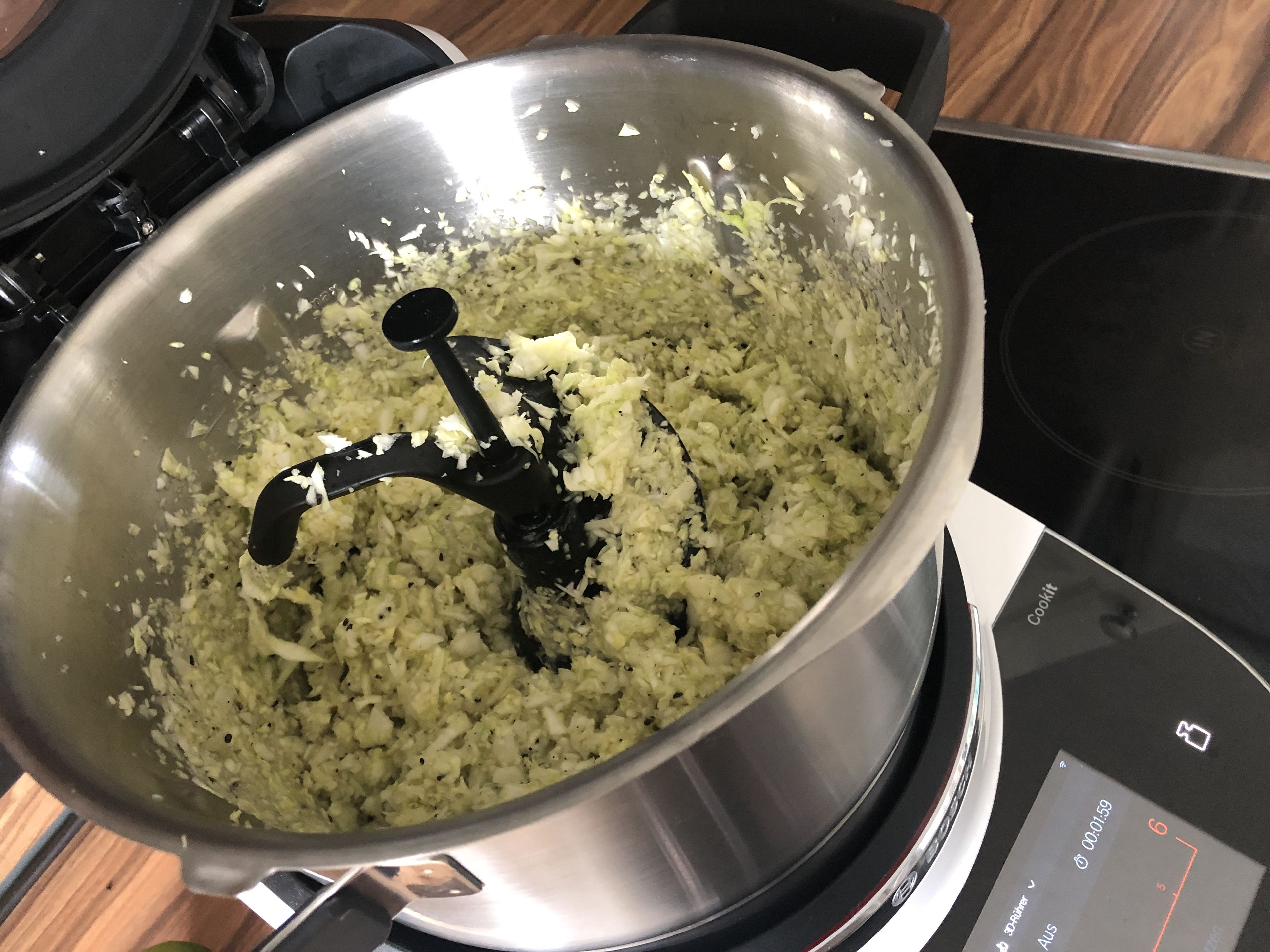 Cookit 3D-Rührer entnehmen und den Salat in eine Schüssel umfüllen, abdecken und für mindestens 30 Min. im Kühlschrank ziehen lassen. Tipp: Je länger er durchgezogen ist, umso leckerer.