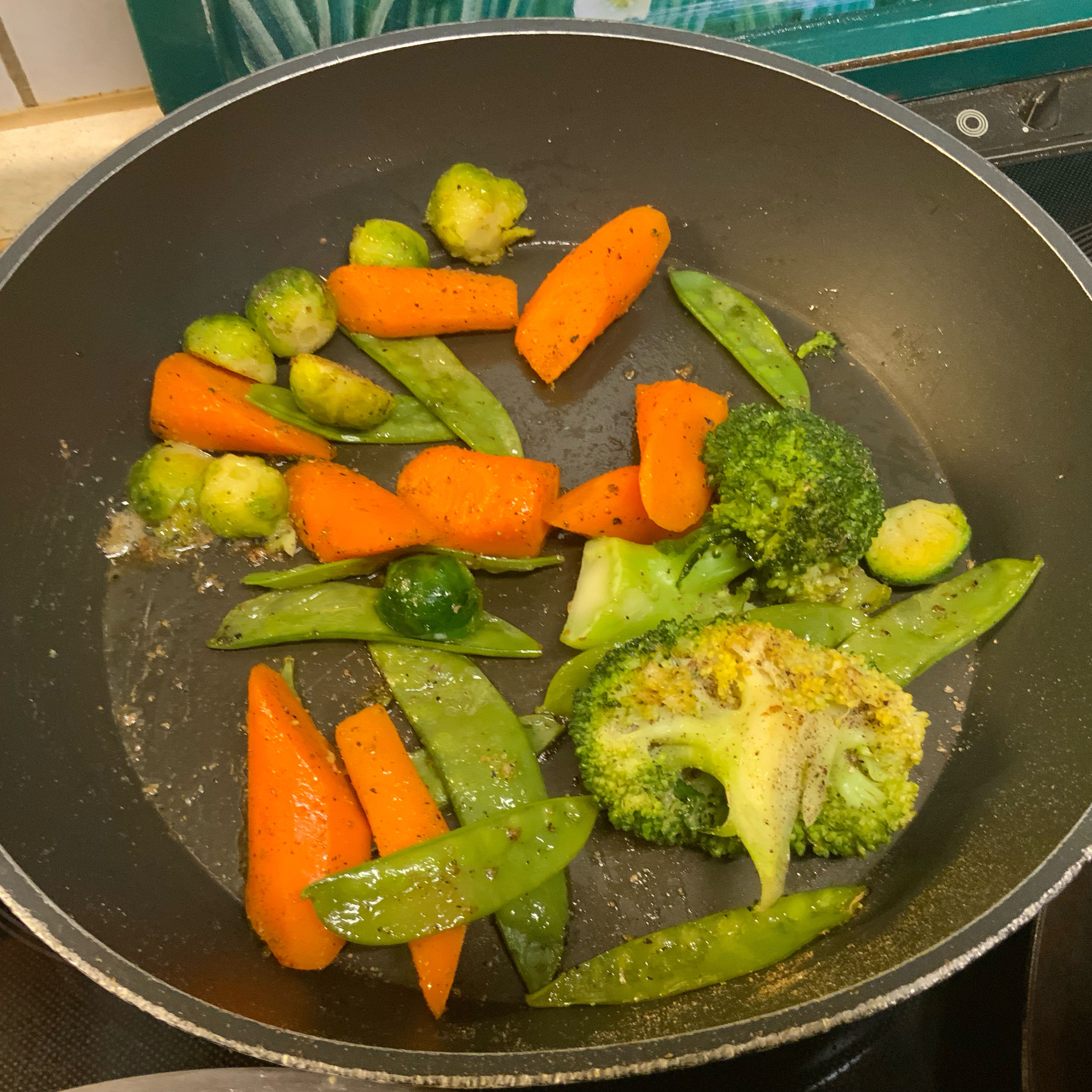 Das Gemüse putzen,dämpfen und beiseite stellen. Kurz bevor die Sauce fertig ist, in wenig Butter erwärmen.