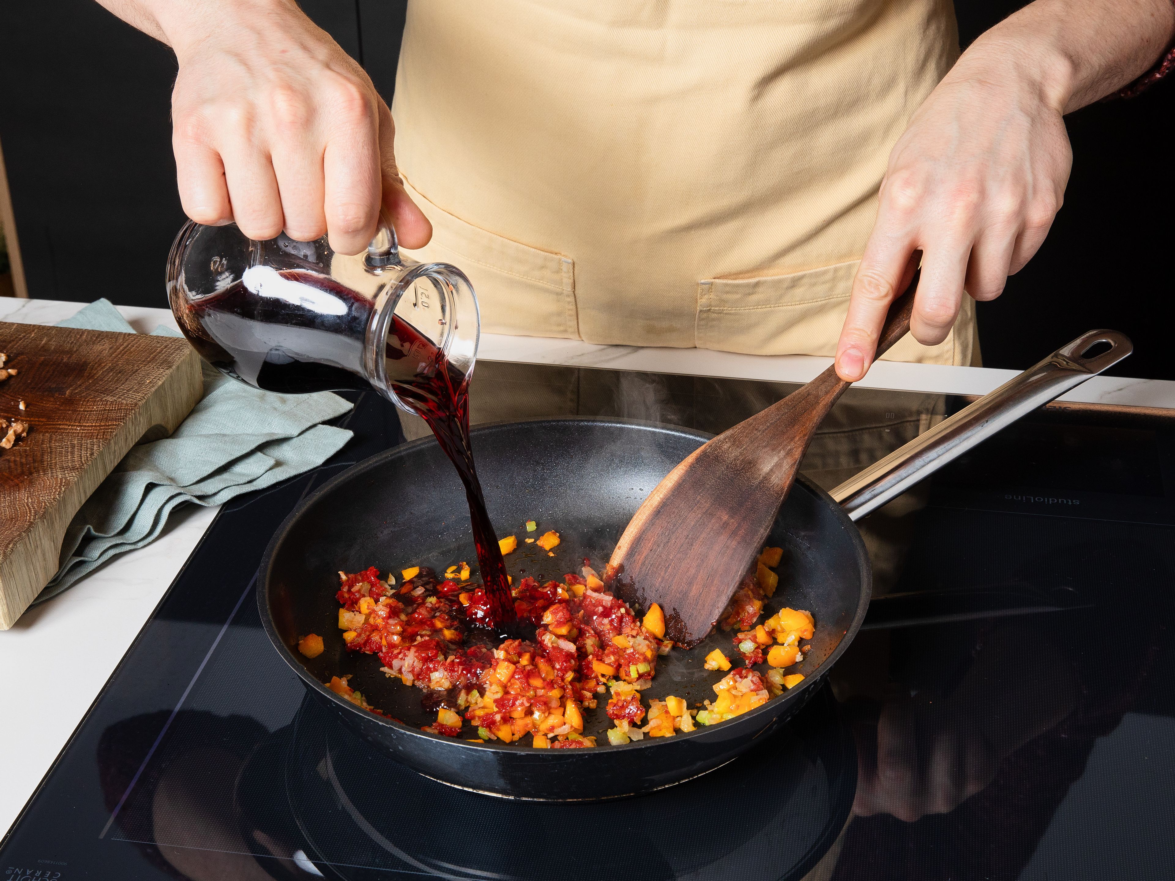 Stir in tomato paste, deglaze with red wine, bring to a boil and reduce by half. Add eggplant flesh, walnuts, tomato passata, lentils and vegetable stock. Stir in miso paste, season with salt and pepper and let it simmer for approx. 15–20 min. until the ragout is creamy. Season to taste. Cook pasta according to package instructions, drain and mix with the ragout or serve separately. Sprinkle with parsley and season again to taste.