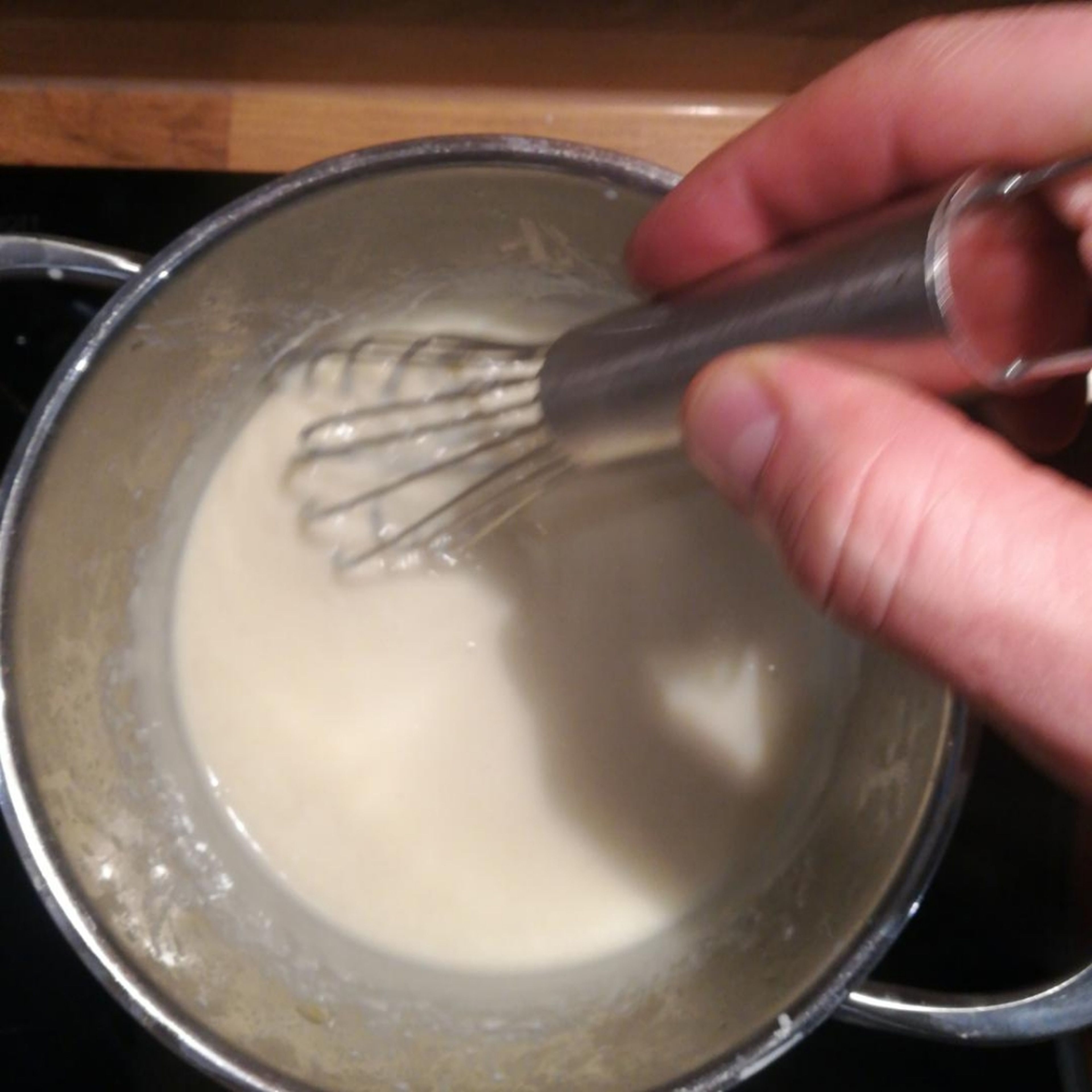 Die Butter zum schmelzen bringen, 1El Mehl hinzu geben und zum aufkochen bingen. Danach unter rühren mit dem Schneebesen Milch hinzugeben bis es sämig ist und mit Salz/Muskat abschmecken.