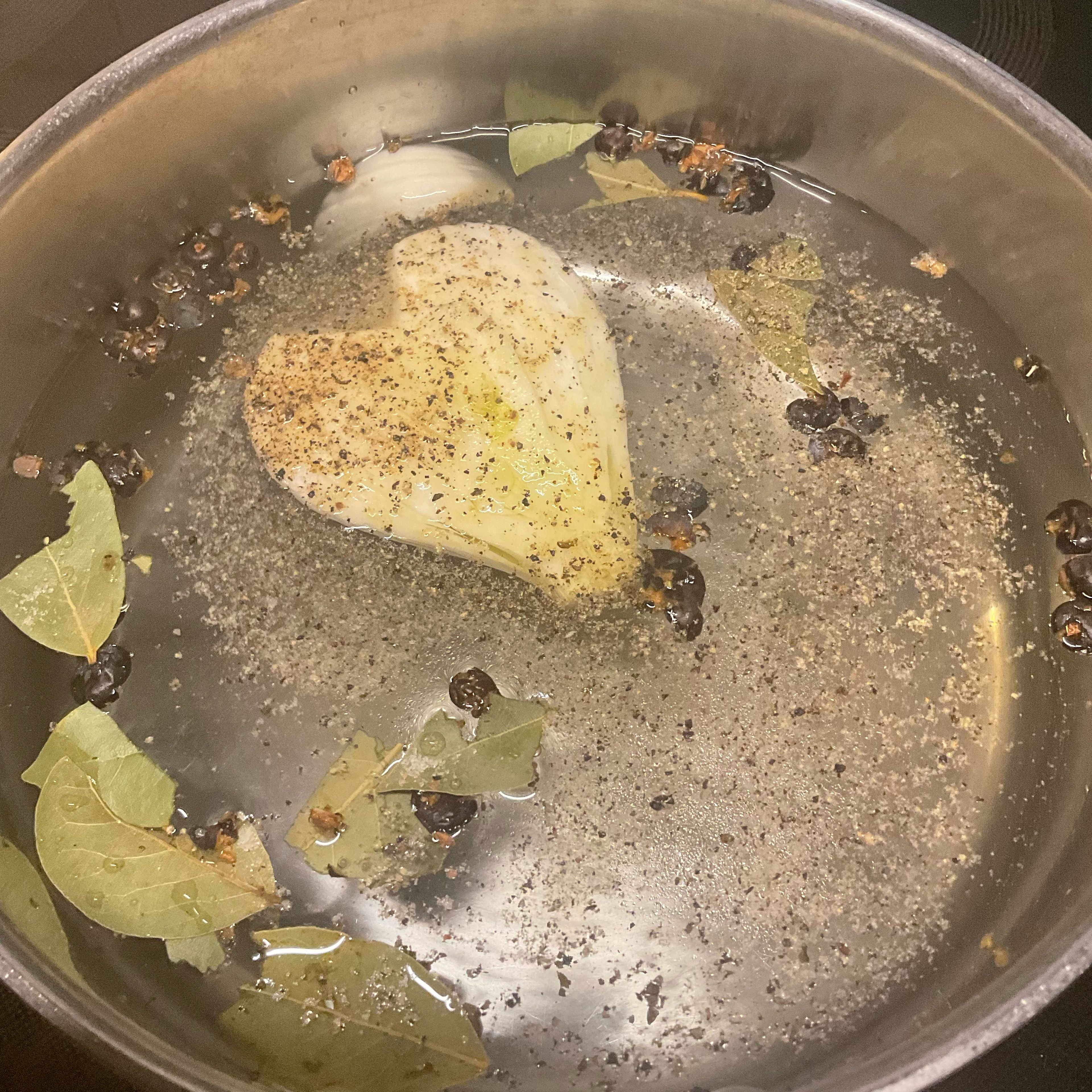 Wacholderbeeren anstoßen, Lorbeerblätter zerbröseln und mit ein paar Prisen Salz + Pfeffer sowie dem Essig mit ausreichend Wasser aufkochen. Den Fenchel erst ca. 20 Minuten bevor der Pulpo fertig ist reingeben damit er danach noch Biss hat. Der Fenchel gibt dem Pulpo nen feinen Zusatzgeschmack und mit bischen Butter auf Schwarzbrotstückchen mit Fenchelstücken lassen sich noch lecker Pulpotapas machen u. zwar mit jeglichem gekochtem/rohem Gemüse. Der Fantasie sind keine Grenzen gesetzt. 🍢