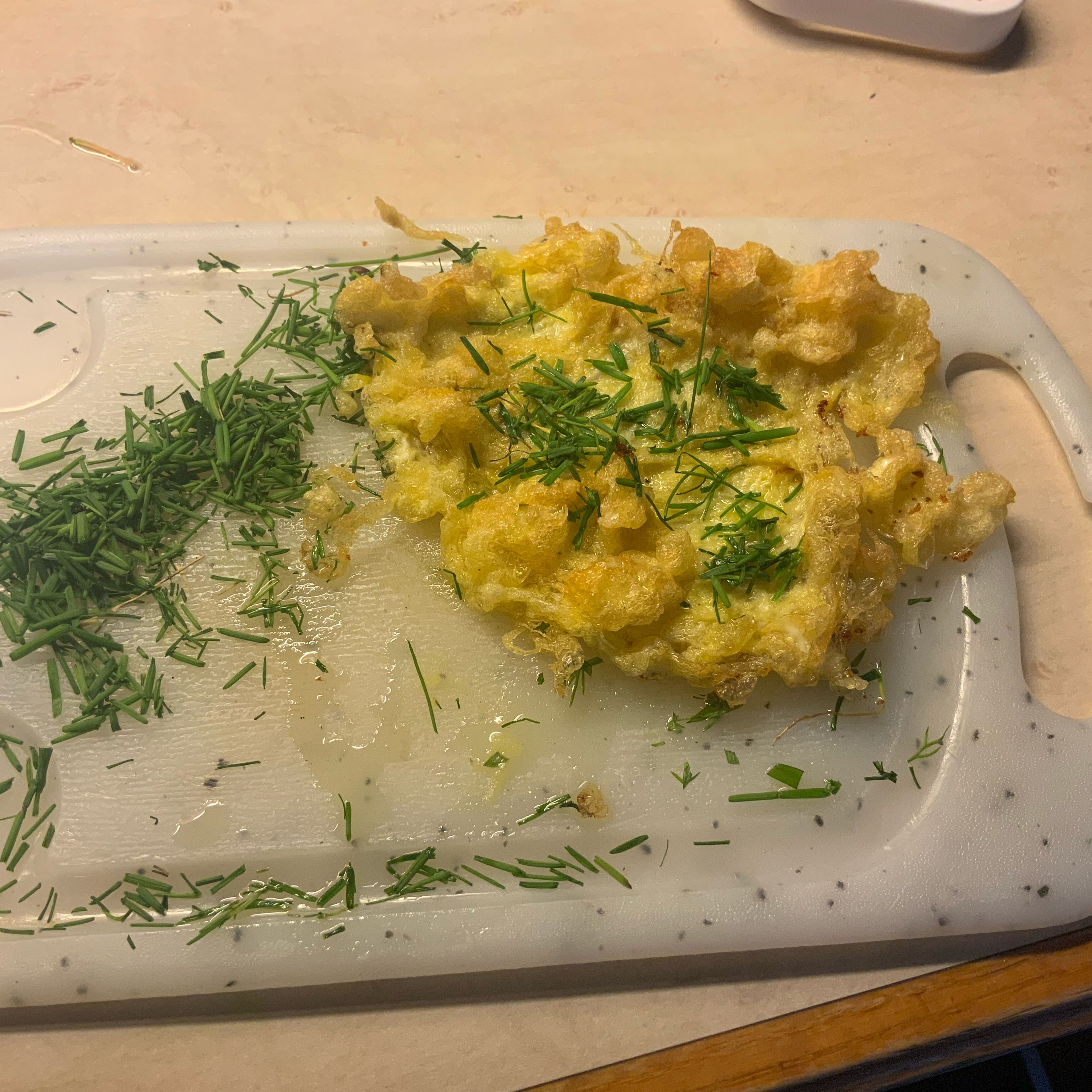 Am Scluß frittiere ich auch noch das überschüssige Panierei, eine leckere Zugabe…wer es mag.