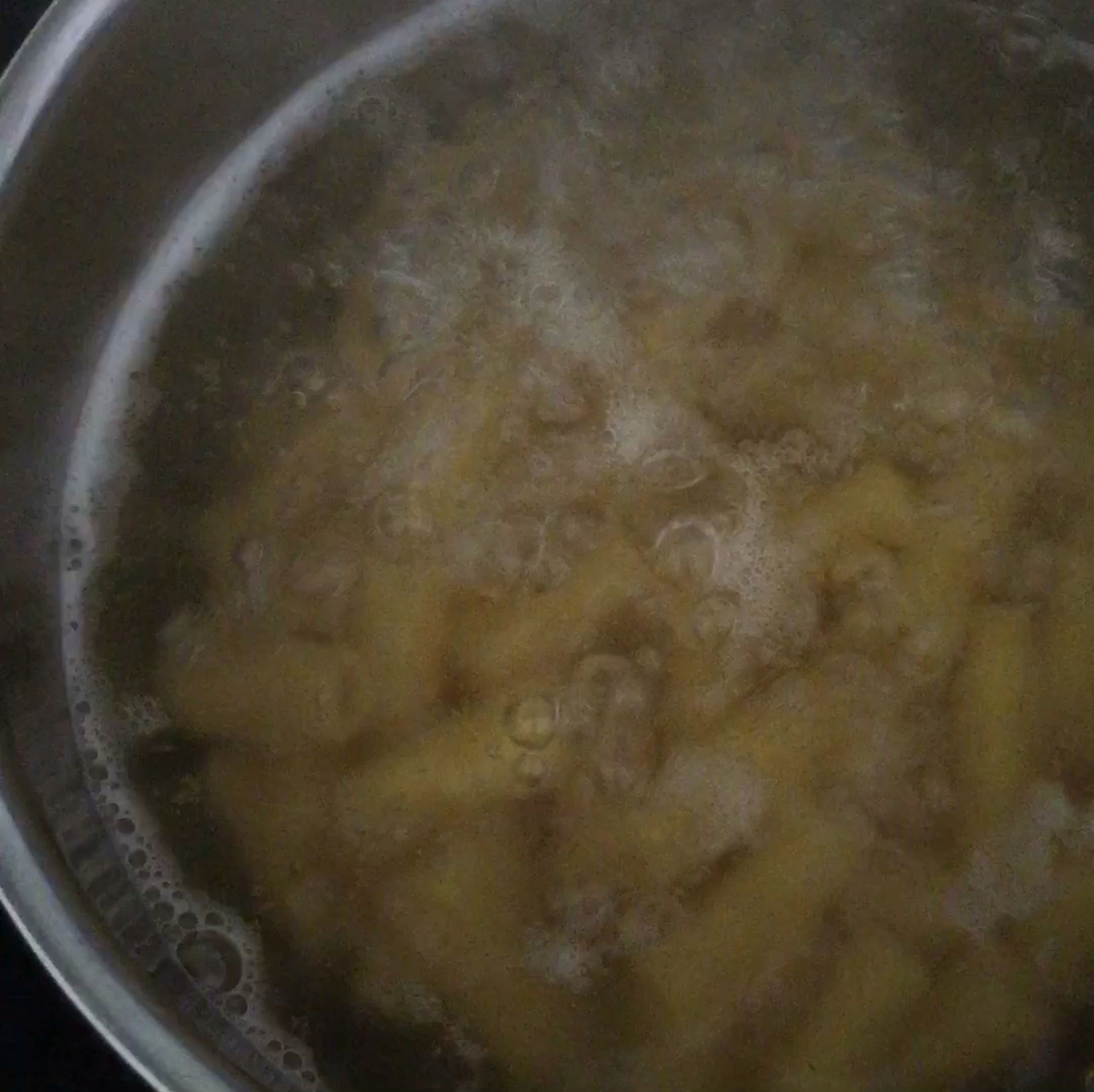 Rigatoni nach Packungsanleitung in Salzwasser (salty as the sea!🧂) al dente kochen.