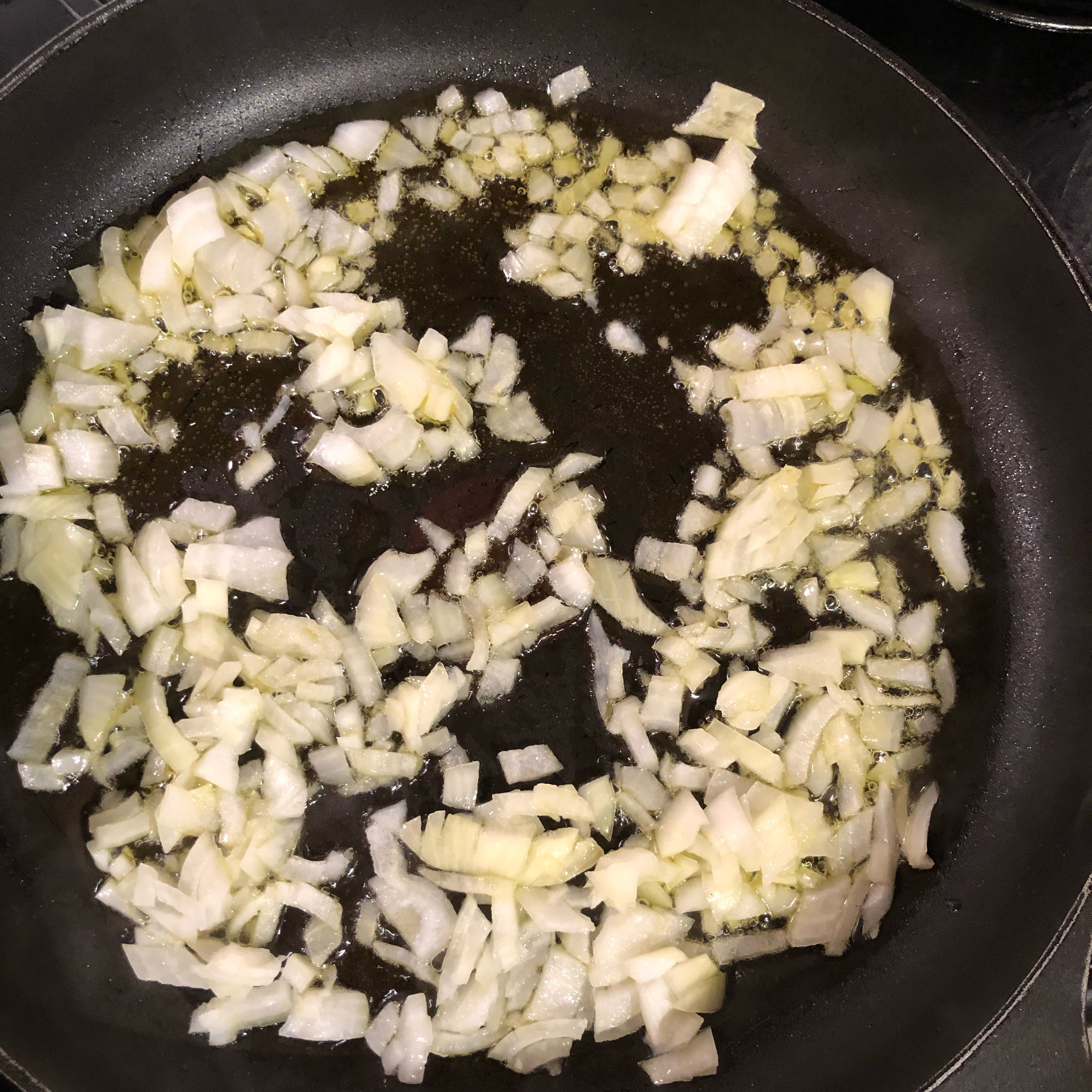 Erhitze in einer Pfanne das Olivenöl und gebe den Zwiebel hinzu. Sobald dieser glasig und bisschen goldbraun angebraten ist, kannst du den Knoblauch hinzugeben.