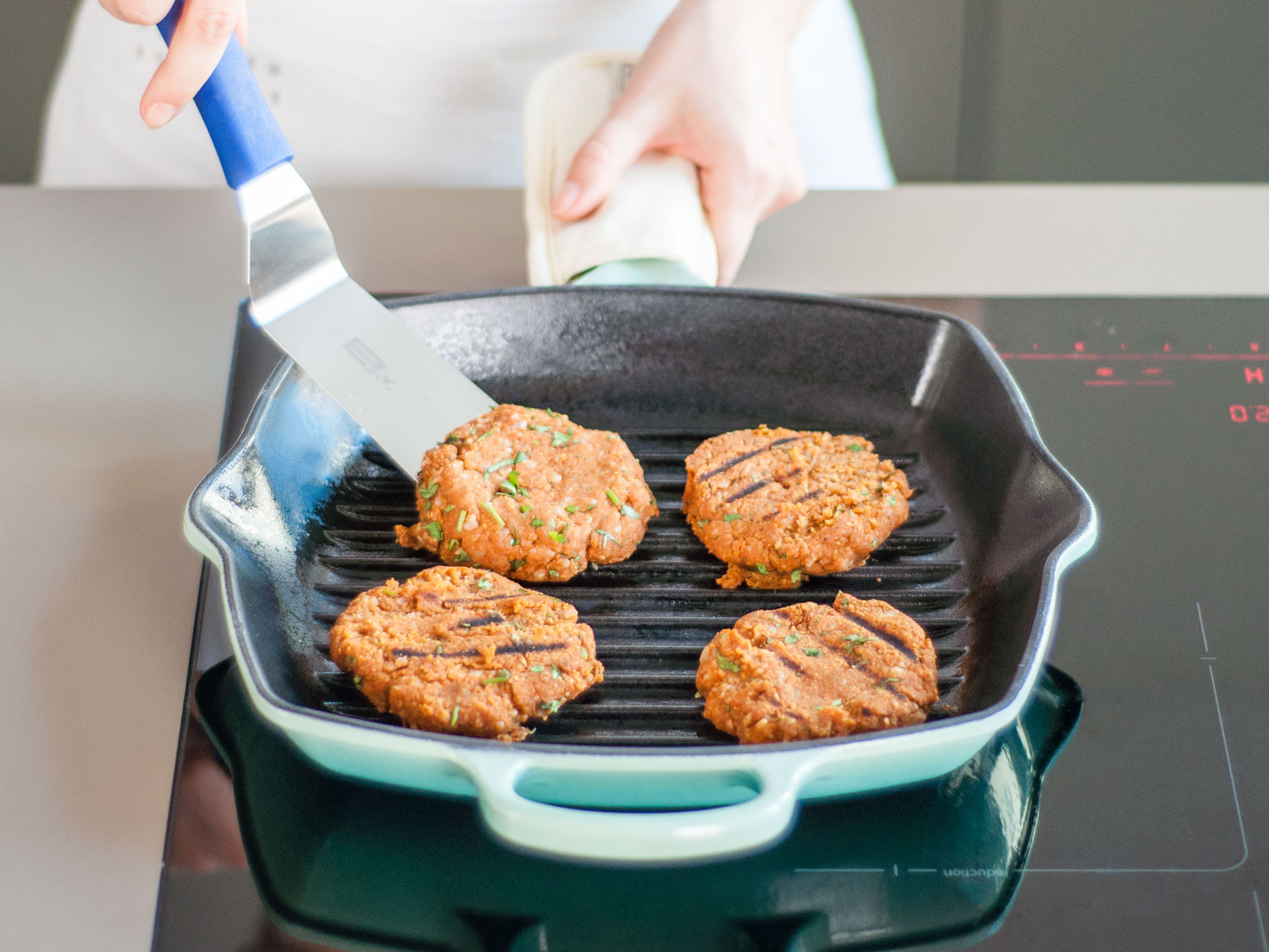 Grill oder Grillpfanne bei mittlerer Hitze erwärmen und mit etwas Öl bepinseln. Burgerbratlinge pro Seite ca. 2 – 3 Min. garen, vorsichtig wenden und Wärmezufuhr regulieren, damit sie nicht verbrennen. Beim Grill den Deckel auflegen.