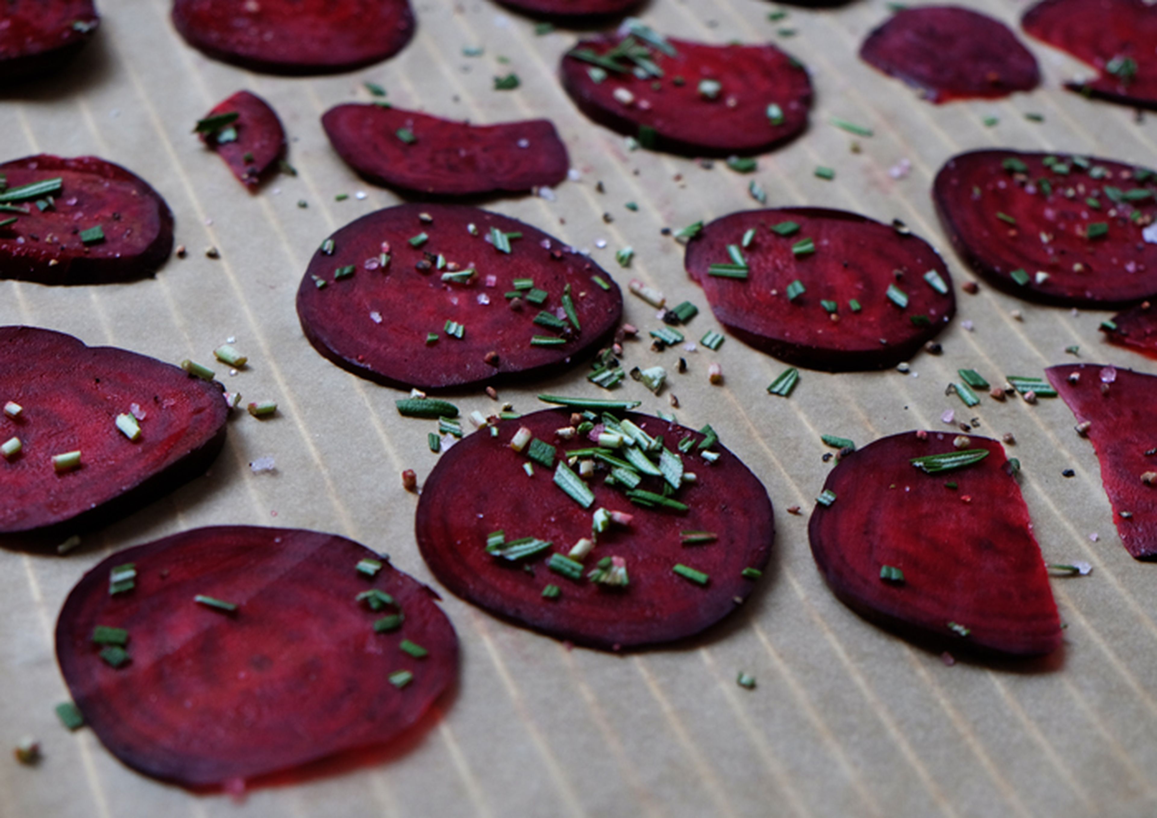 Line oven rack with parchment paper and lay out beetroot slices. Make sure they don’t overlap. Do not use oil or fat. Bake for approx. 12 – 14 min. at 180°C/360°F, turn each one, then bake again for approx. 12 – 14 min.